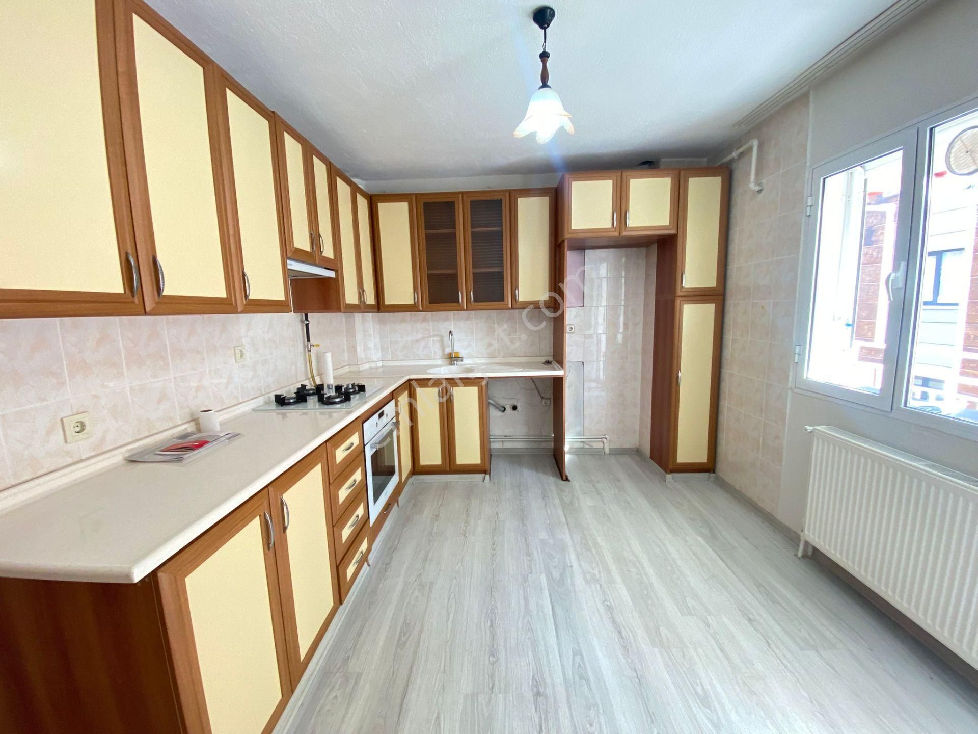 Buca Göksu Mah Köşe 135 M2 Doğalgazlı Ayrı Mutfaklı Kiracısız