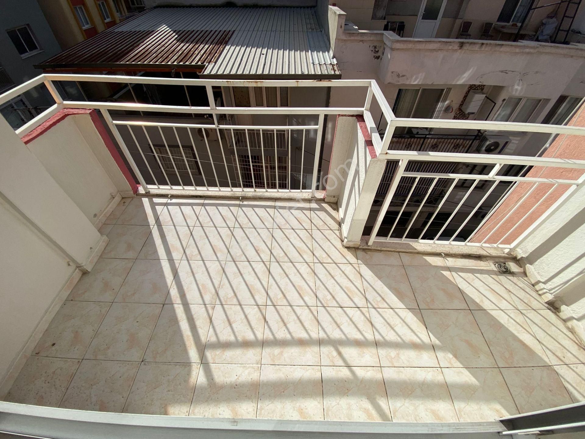 Buca Göksu Mah Köşe 135 M2 Doğalgazlı Ayrı Mutfaklı Kiracısız - Görsel 18