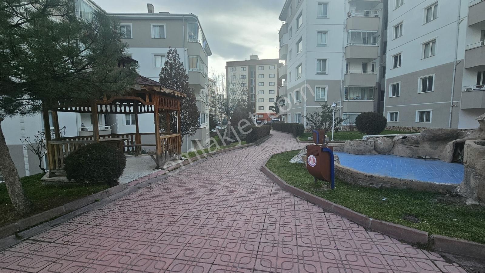 Elvankent'te Site İçi Geniş Peyzajlı Yalıtımlı 110m2 Temiz Daire - Görsel 12