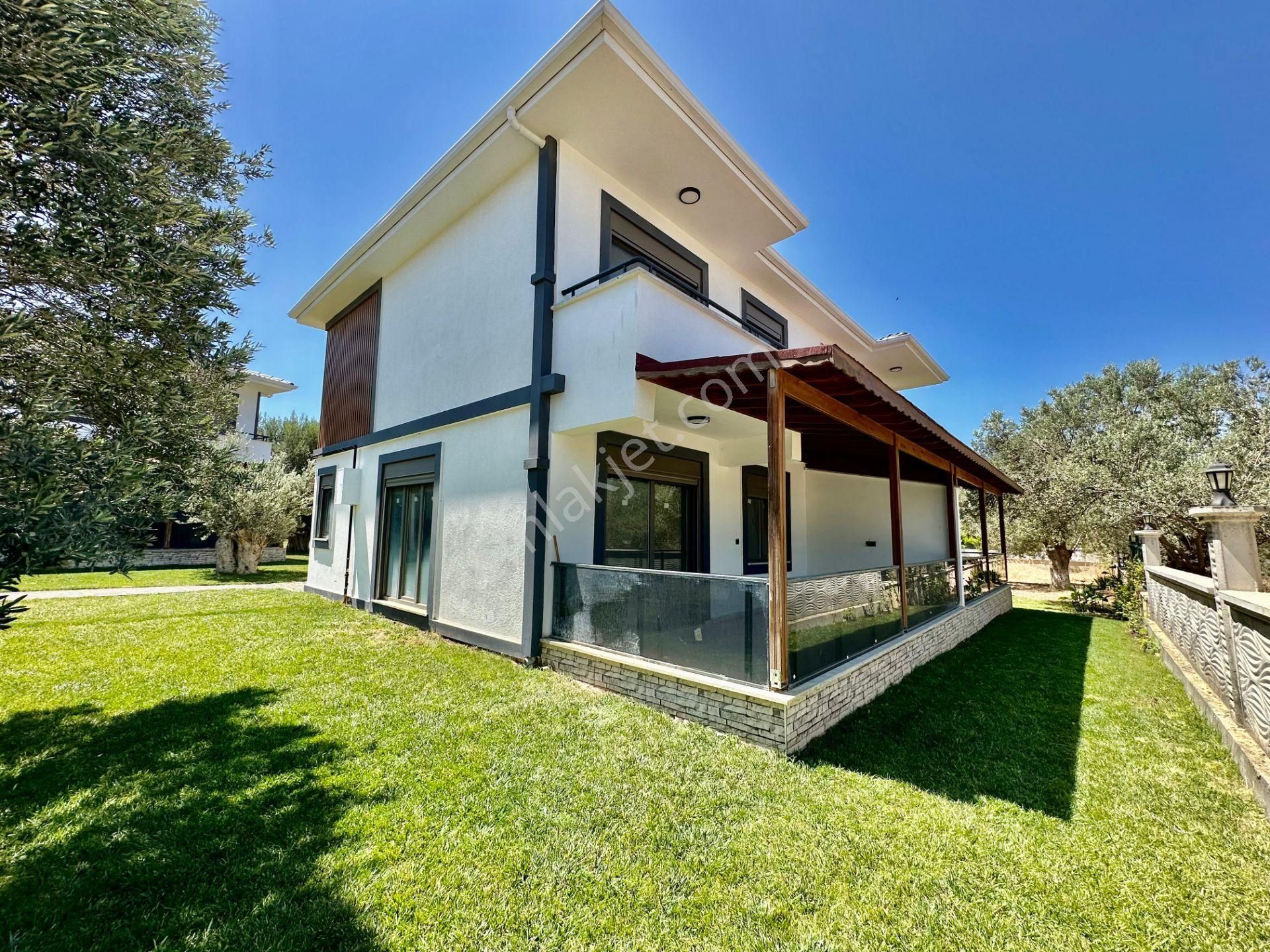 ✨akçay Ay Emlak'tan✨pelitköy'de Denize Sadece 100 Mt Doğa İle İç İçe Satılık 3+1 Lüx Müstakil Villa