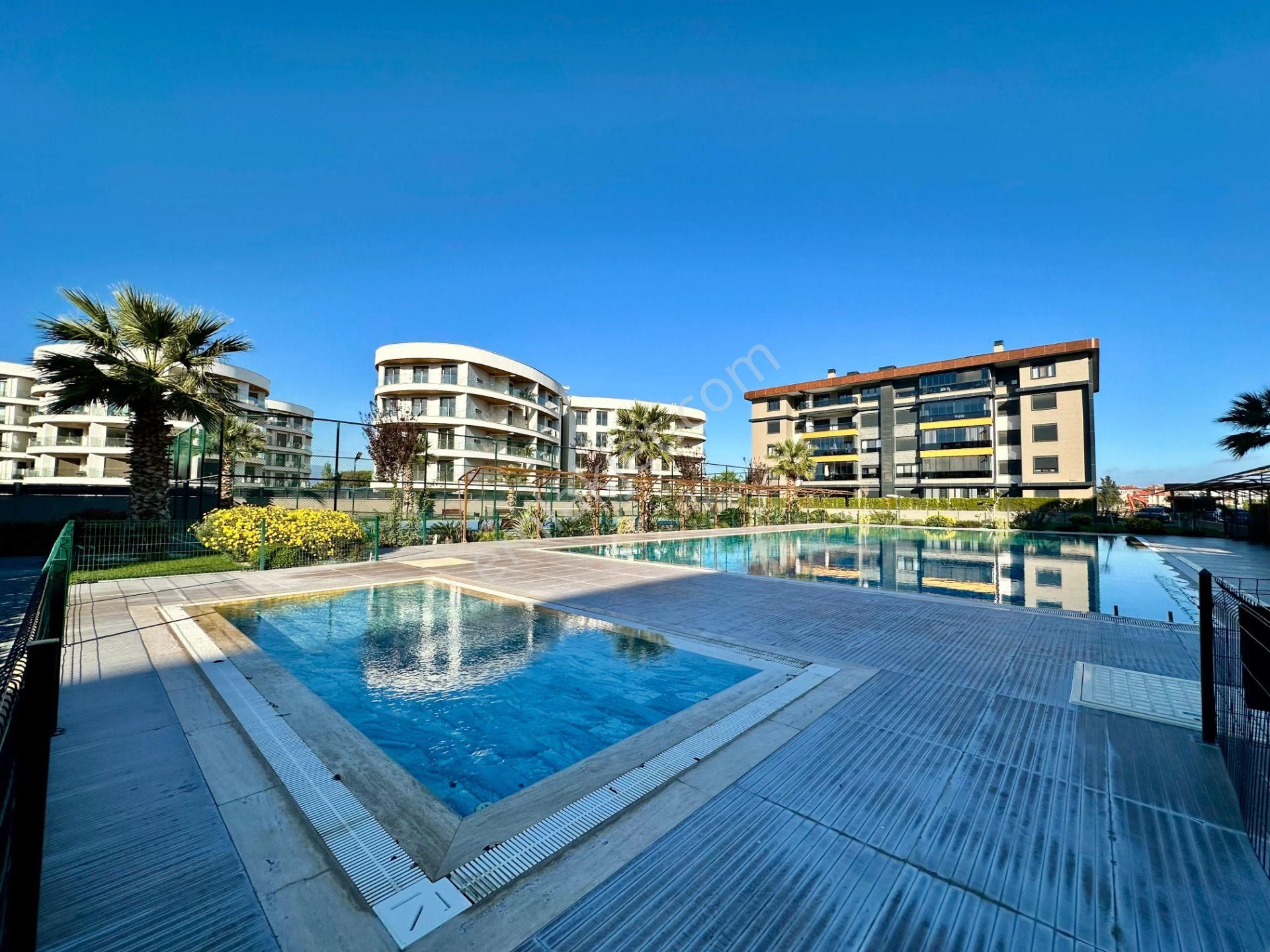 ✨ay Emlaktan✨ören Bahçelievler'de Güvenlikli Bahçe Kullanımlı Havuzlu Ayrı Mutfak Satılık 2+1 Daire