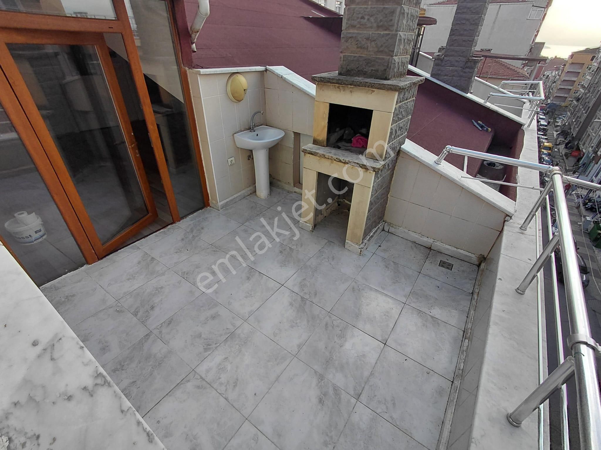 Cadde Üzerinde Ulaşım Sorunsuz Manzaralı 1+1 Kiralık Teras Kat - Görsel 4
