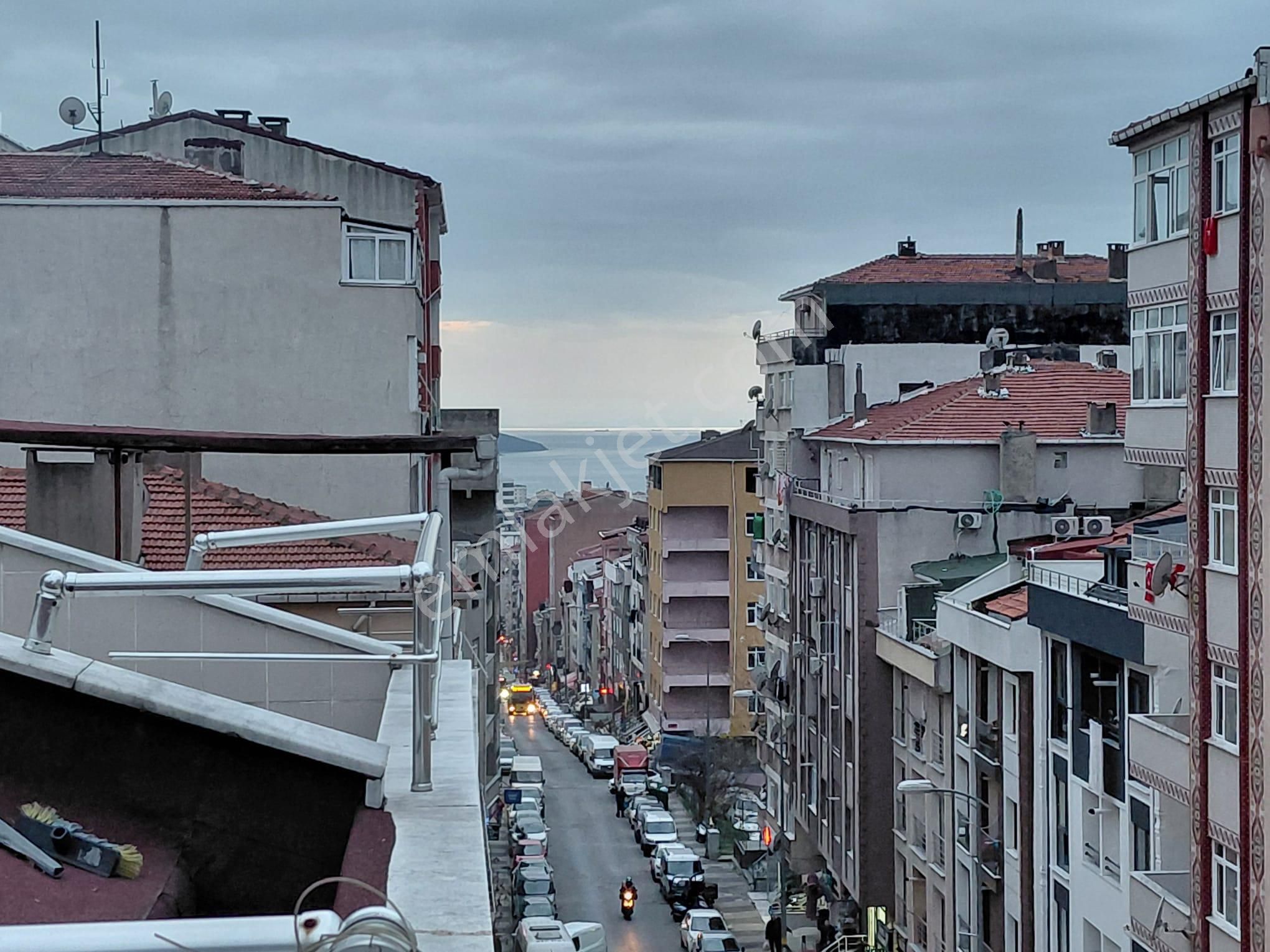 Cadde Üzerinde Ulaşım Sorunsuz Manzaralı 1+1 Kiralık Teras Kat