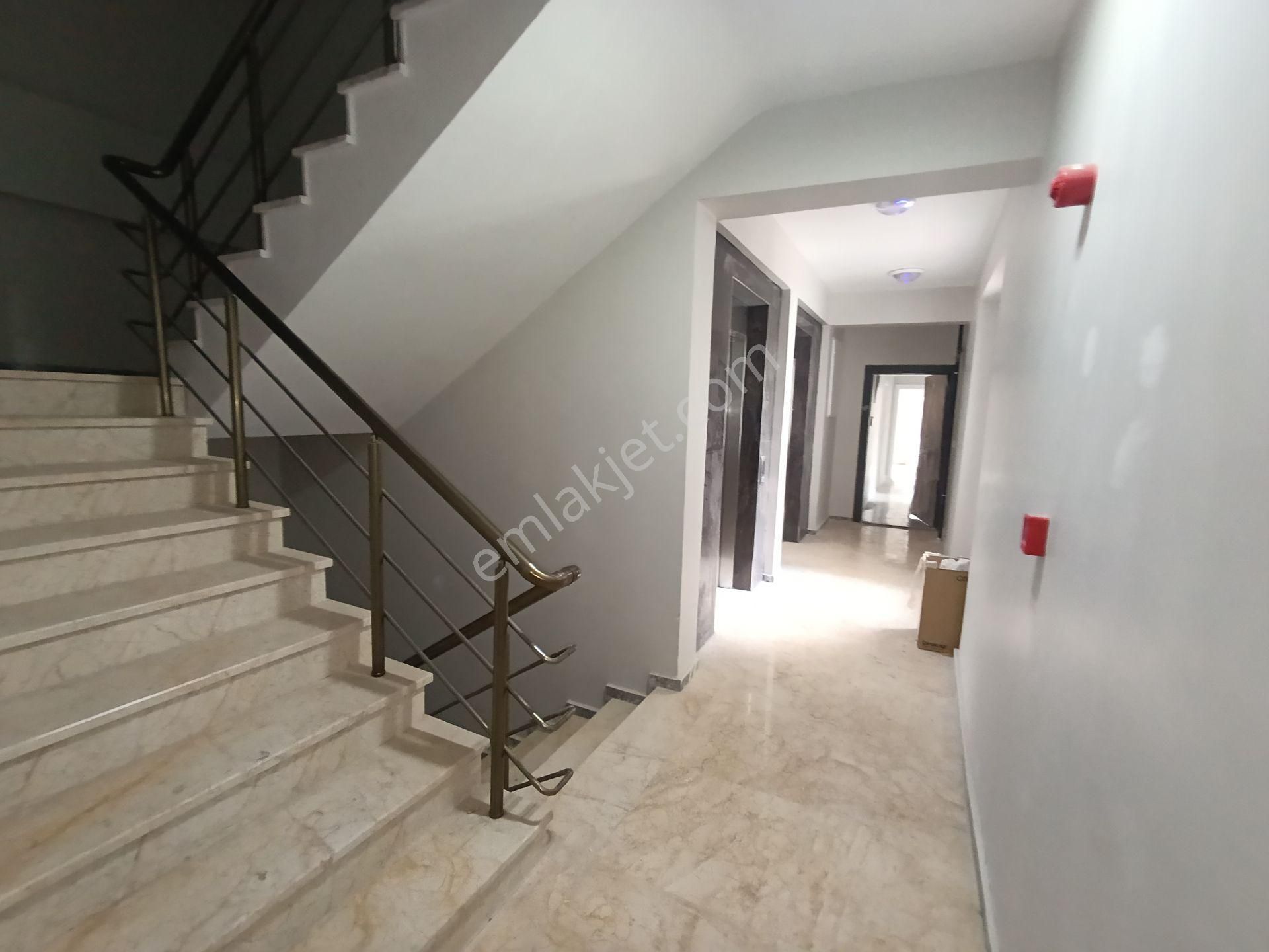 Pendik Esenyalıda Satılık 3+1 Asansör Otoparklı Ana Cadde Paralel Lüks Daire - Görsel 29