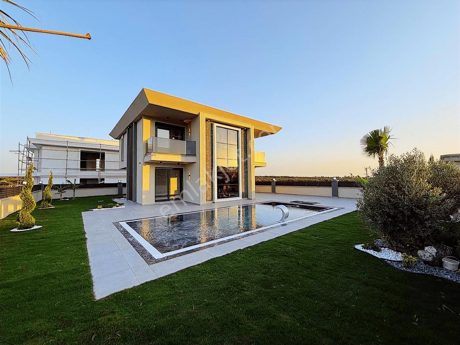 Didim Efeler Mahallesinde Satılık 4+1 Lüks Müstakil Villa