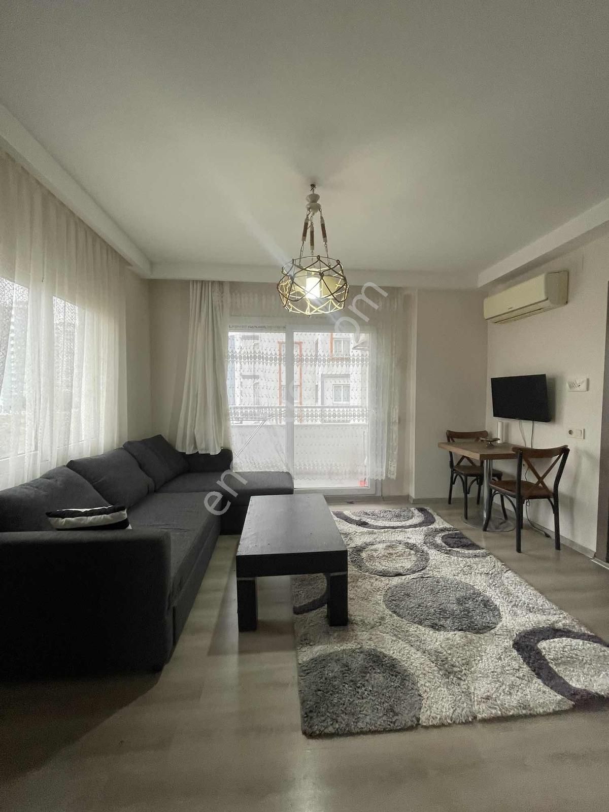 Çarkıpare`de~1+1~stadyum~yani~full~eşyalı~geniş~oturum~daire~