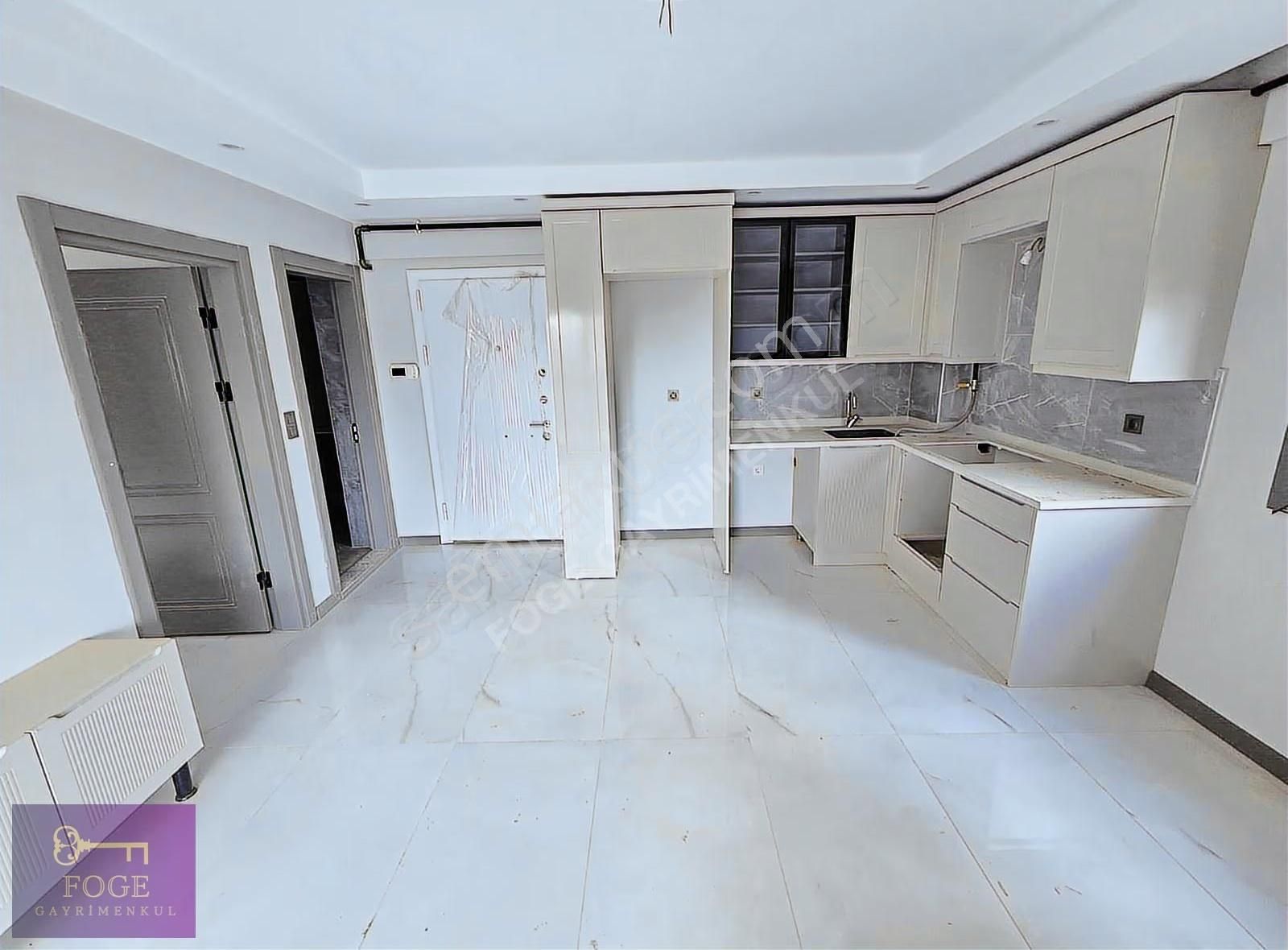 Yenifoça'da Gözde Konumda Sıfır Kiralık Açık Teraslı 2+1 Daire