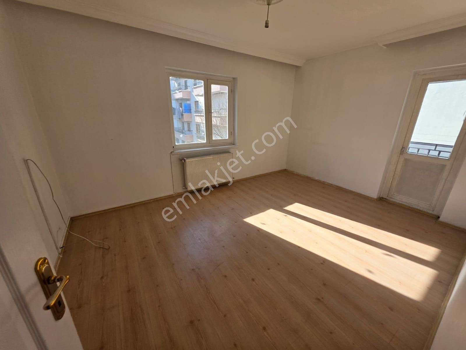 İstasyon Cad. Dibi Topçu Mah.de Arakat Güney Cephe 3+1 Kiralık - Görsel 8