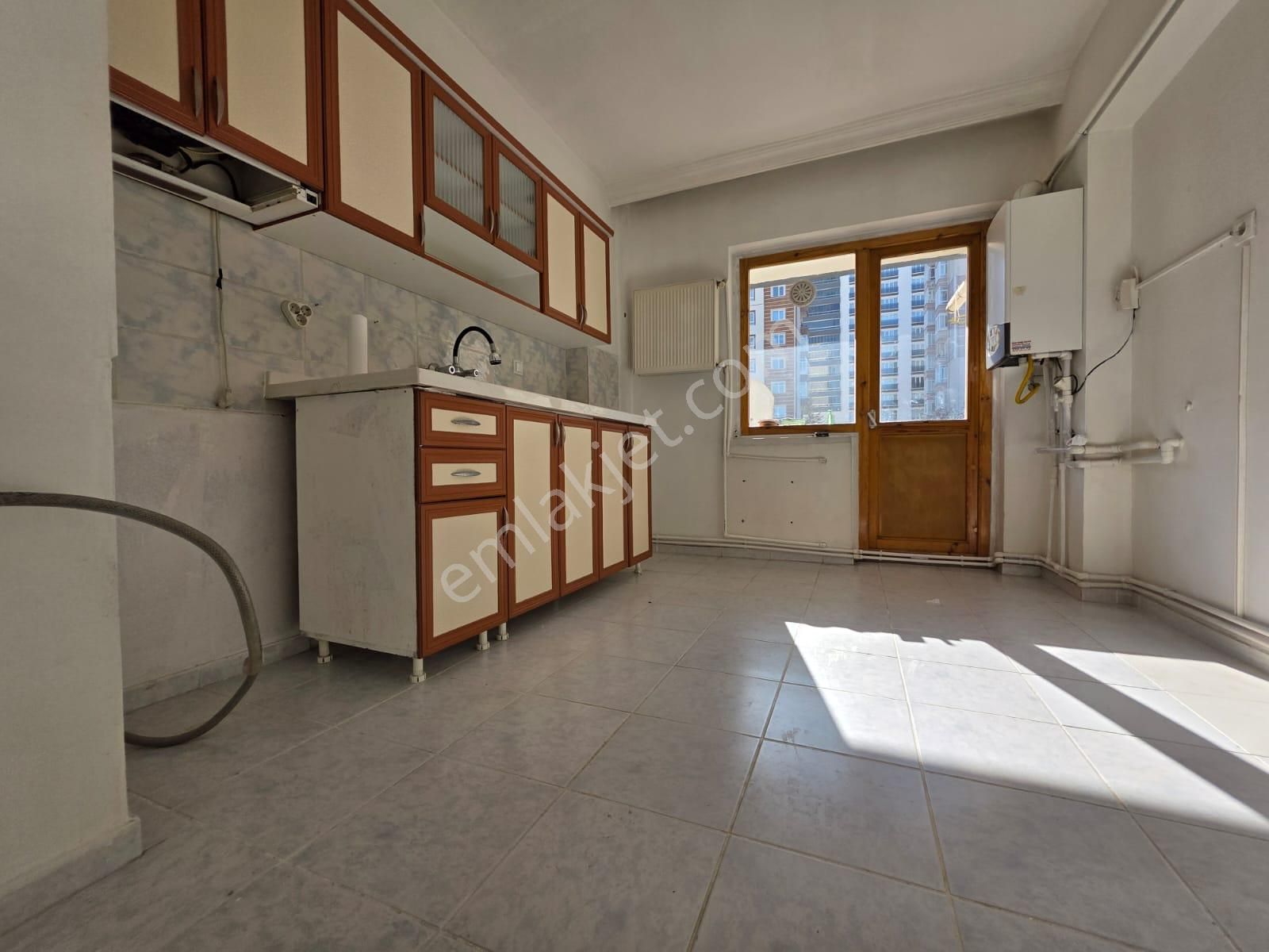 İstasyon Cad. Dibi Topçu Mah.de Arakat Güney Cephe 3+1 Kiralık - Görsel 12