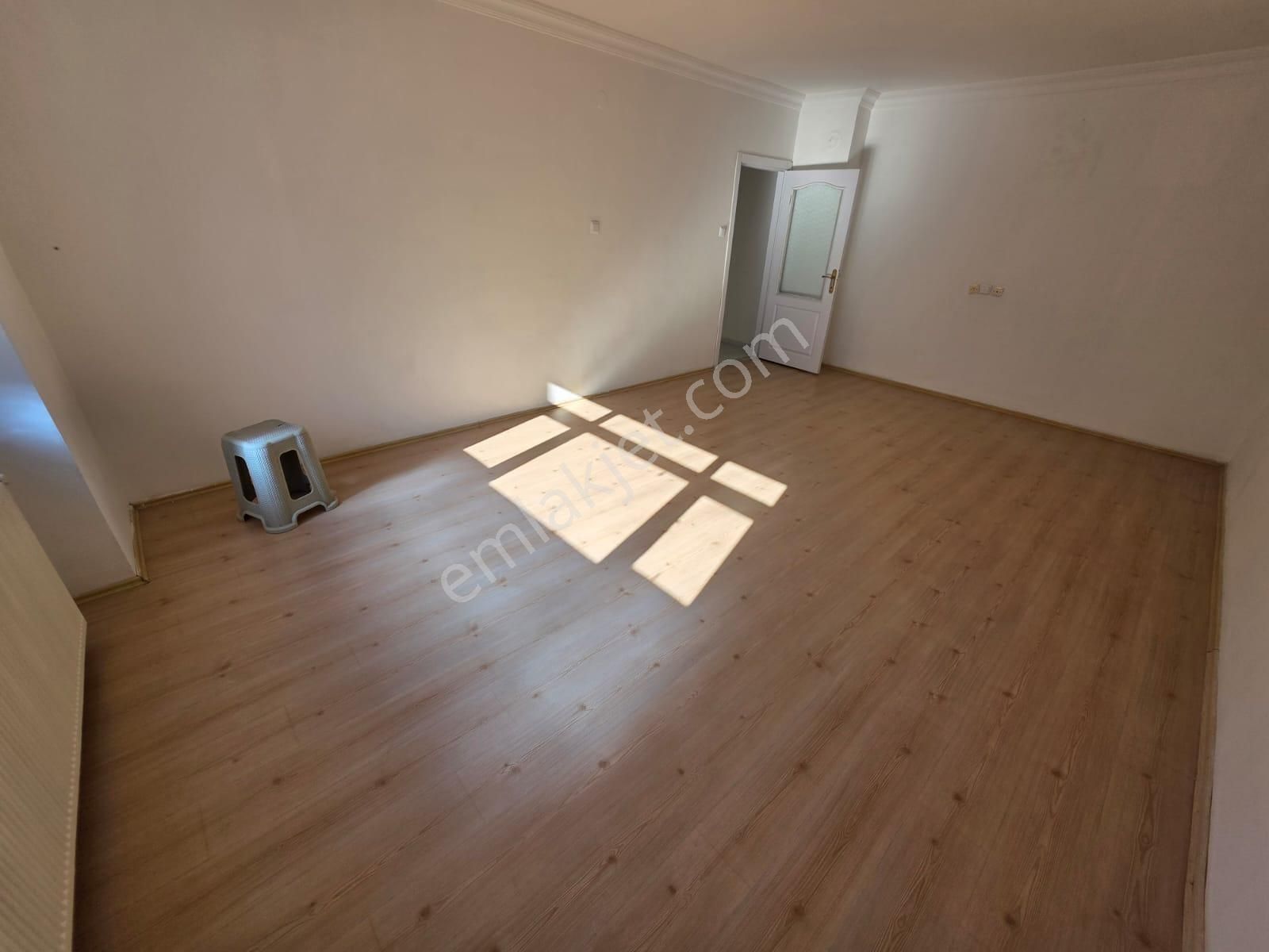 İstasyon Cad. Dibi Topçu Mah.de Arakat Güney Cephe 3+1 Kiralık - Görsel 10