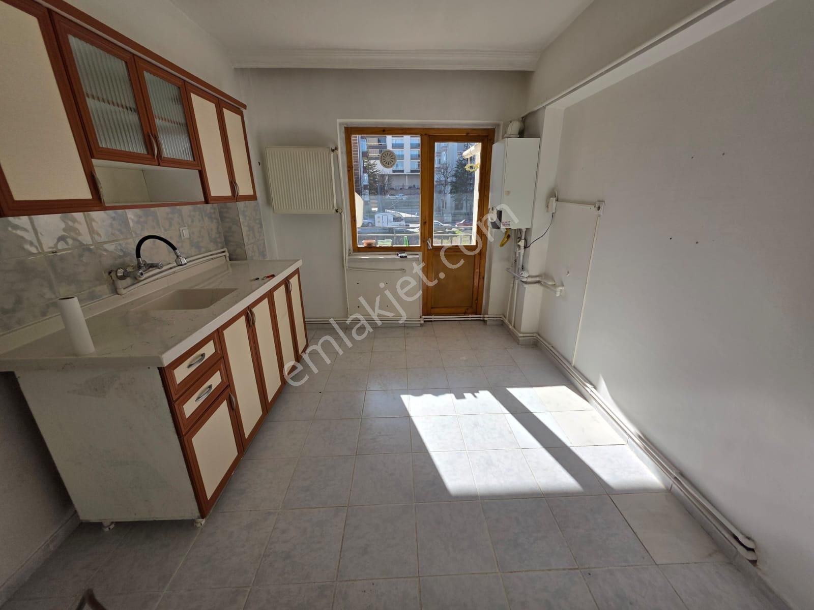 İstasyon Cad. Dibi Topçu Mah.de Arakat Güney Cephe 3+1 Kiralık - Görsel 21