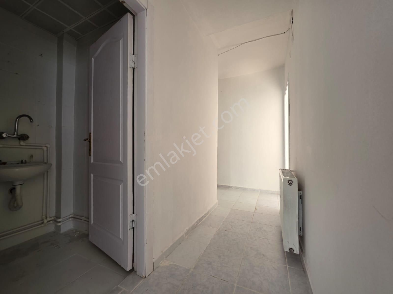 İstasyon Cad. Dibi Topçu Mah.de Arakat Güney Cephe 3+1 Kiralık - Görsel 4