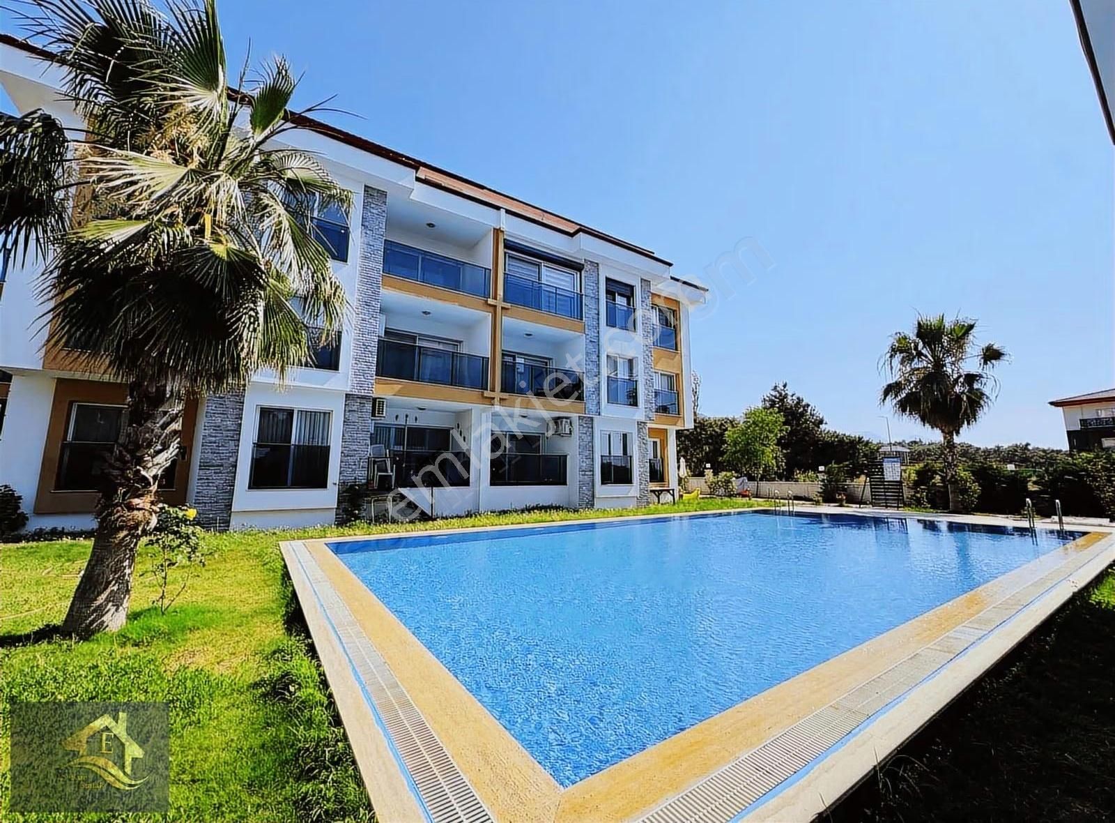 Kuşadası'nda Havuzlu Ebeveyn Banyolu Satılık 2+1 Sıfır Daire