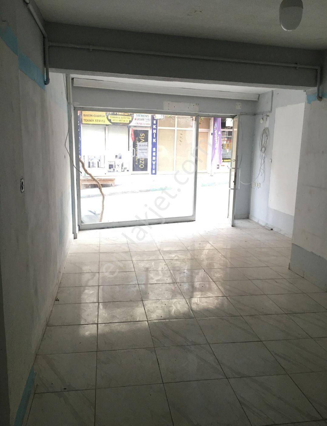 Hacivat/esenevler Metro İstasyonun Yakınında Sahibinden Kiralık Dükkan