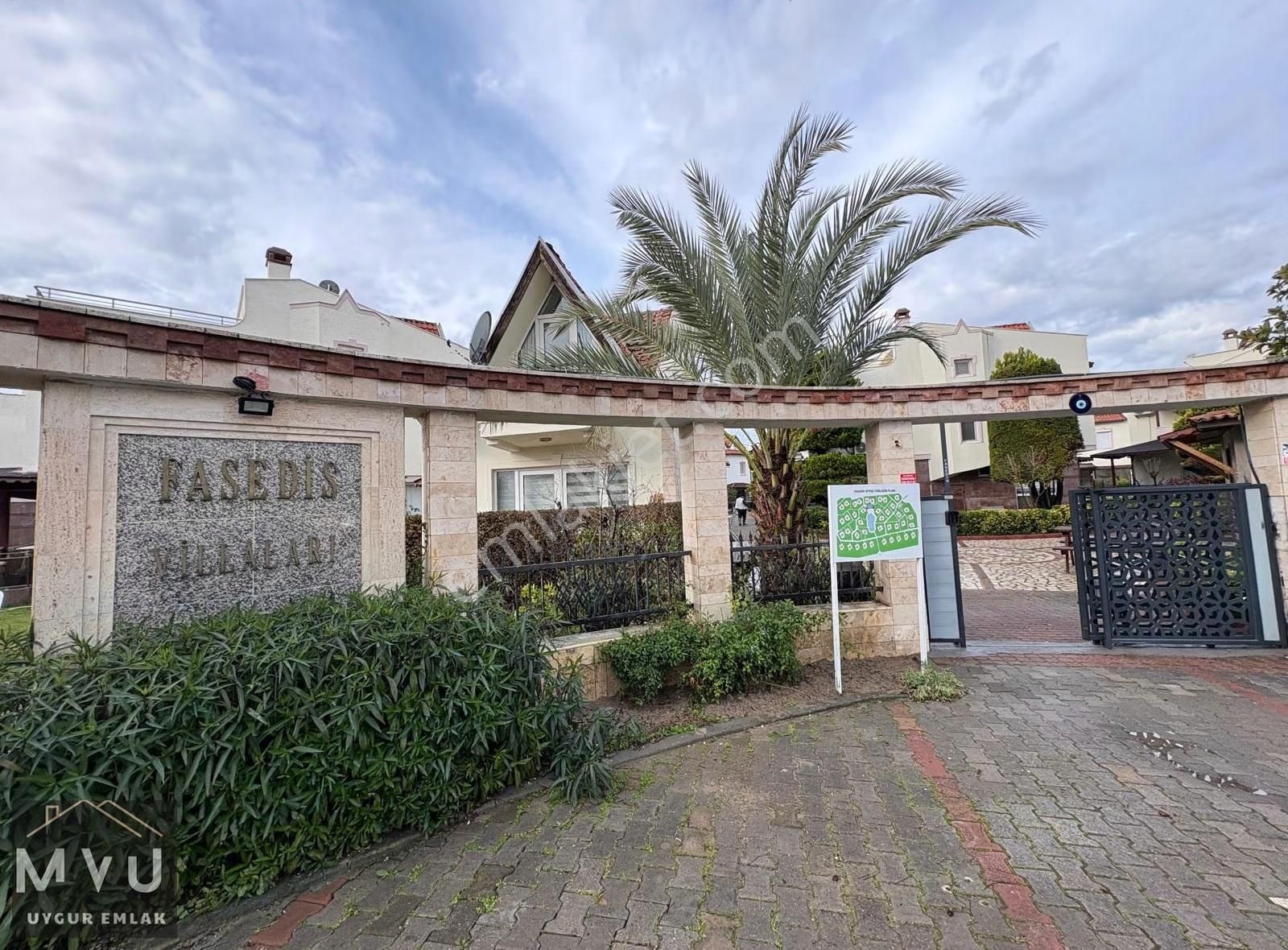 Havuzlu Sitede Deniz Manzaralı Villa