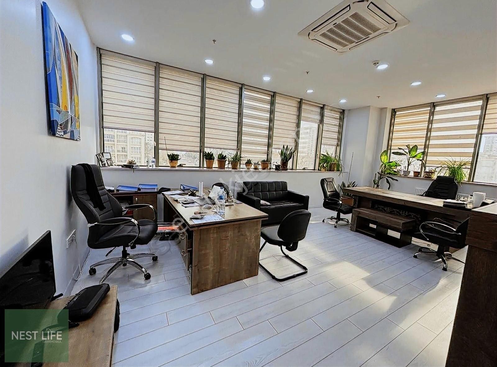 Bahçekent Ticari Ofiste 200 M2 Hazır Ofis