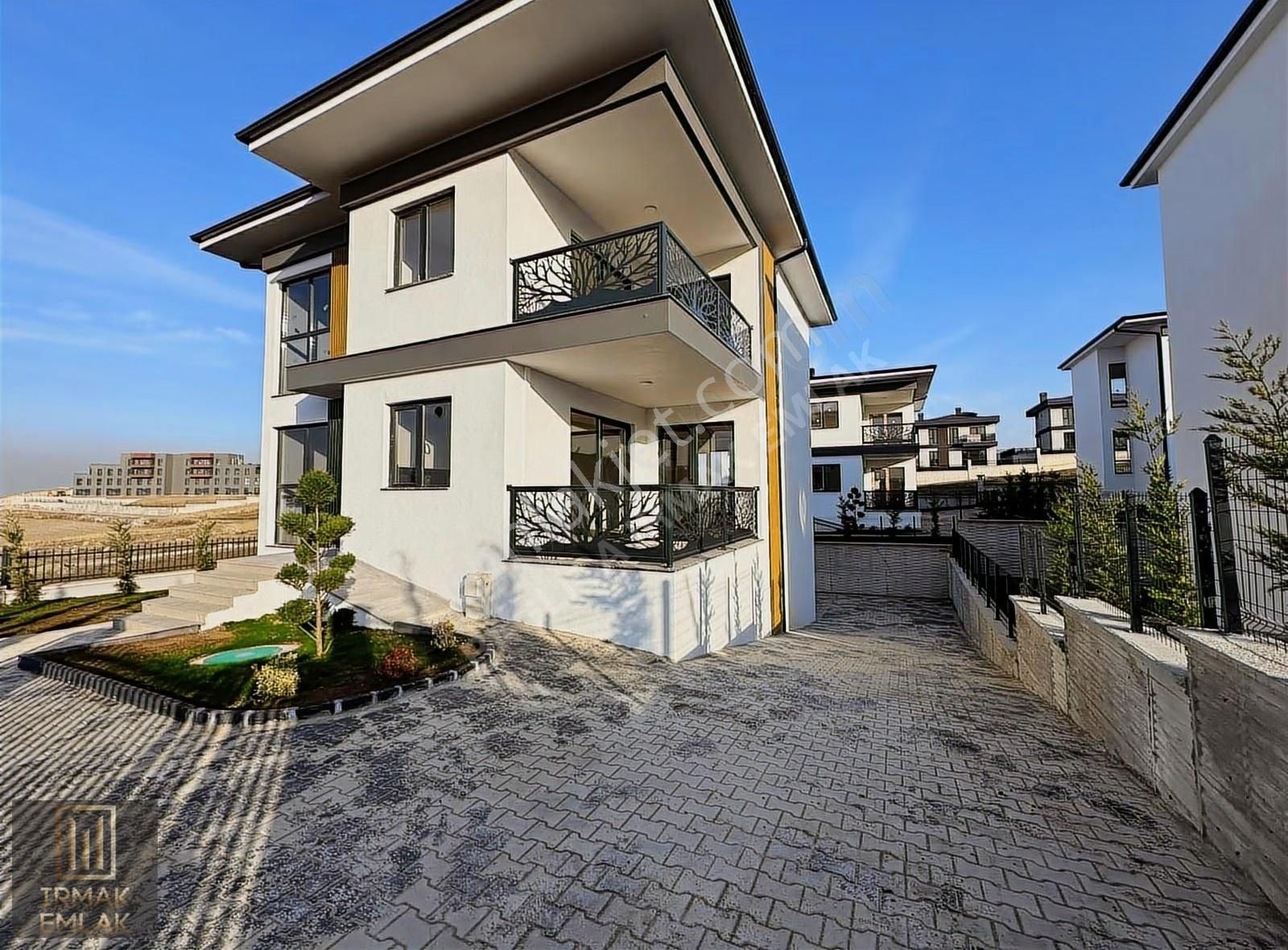 Irmak Emlak-bağlıca'da Satılık Müstakil K.otoparklı 4+1 Villa