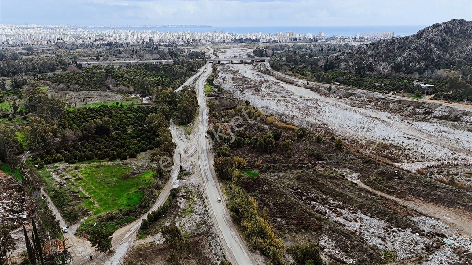 Konyaaltı Zümrütte 3594 M2 Tek Tapu İmarlı Arsa