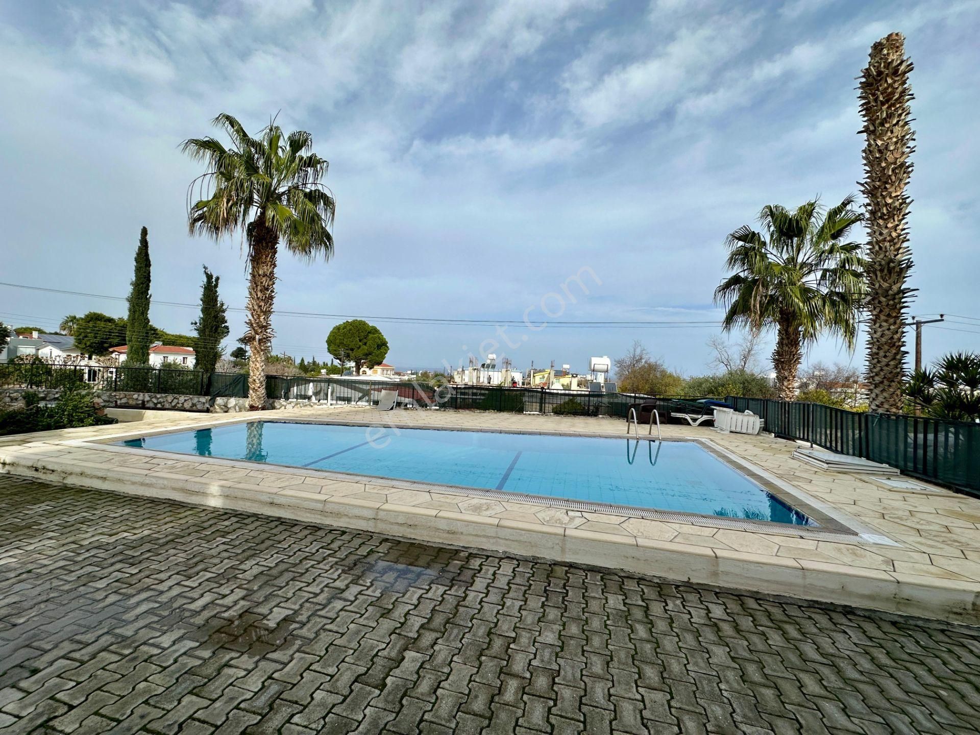 Girne Alsancak'ta Havuzlu Sitede Tamamen Yenilenmiş Kiralık 3+1 Daire !! - Görsel 7