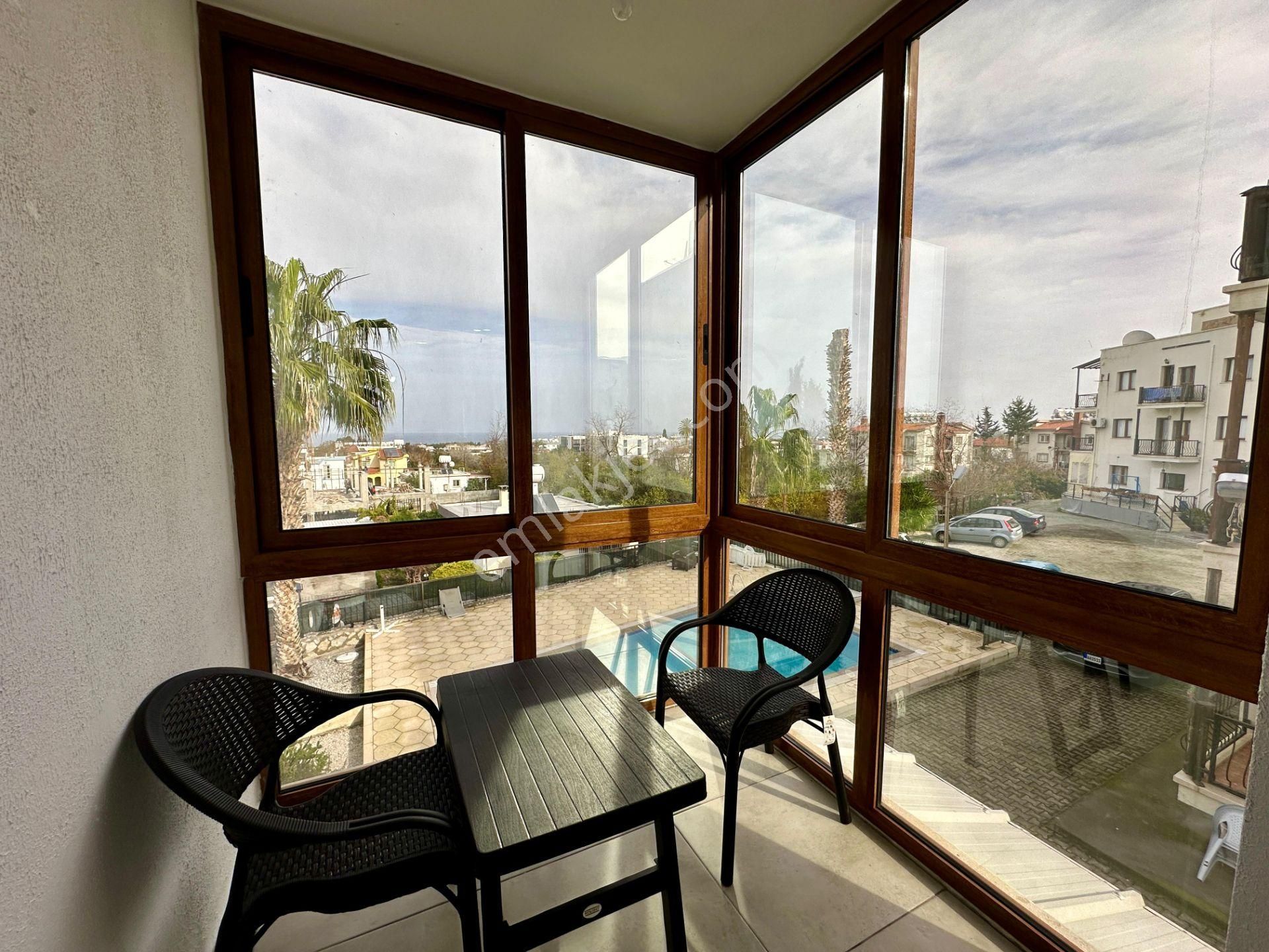Girne Alsancak'ta Havuzlu Sitede Tamamen Yenilenmiş Kiralık 3+1 Daire !! - Görsel 6