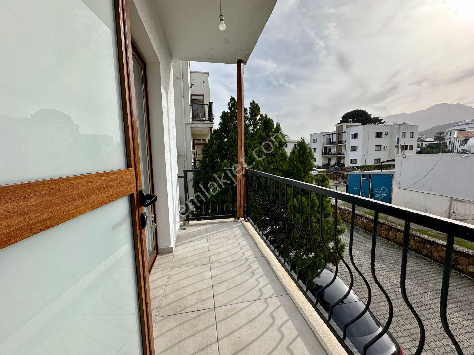 Girne Alsancak'ta Havuzlu Sitede Tamamen Yenilenmiş Kiralık 3+1 Daire !! - Görsel 5