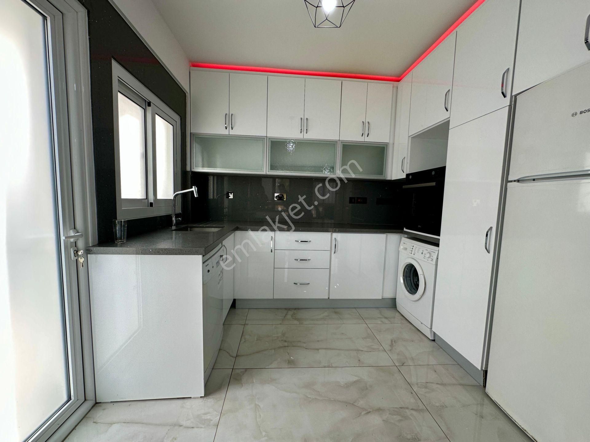 Girne Alsancak'ta Havuzlu Sitede Tamamen Yenilenmiş Kiralık 3+1 Daire !! - Görsel 4