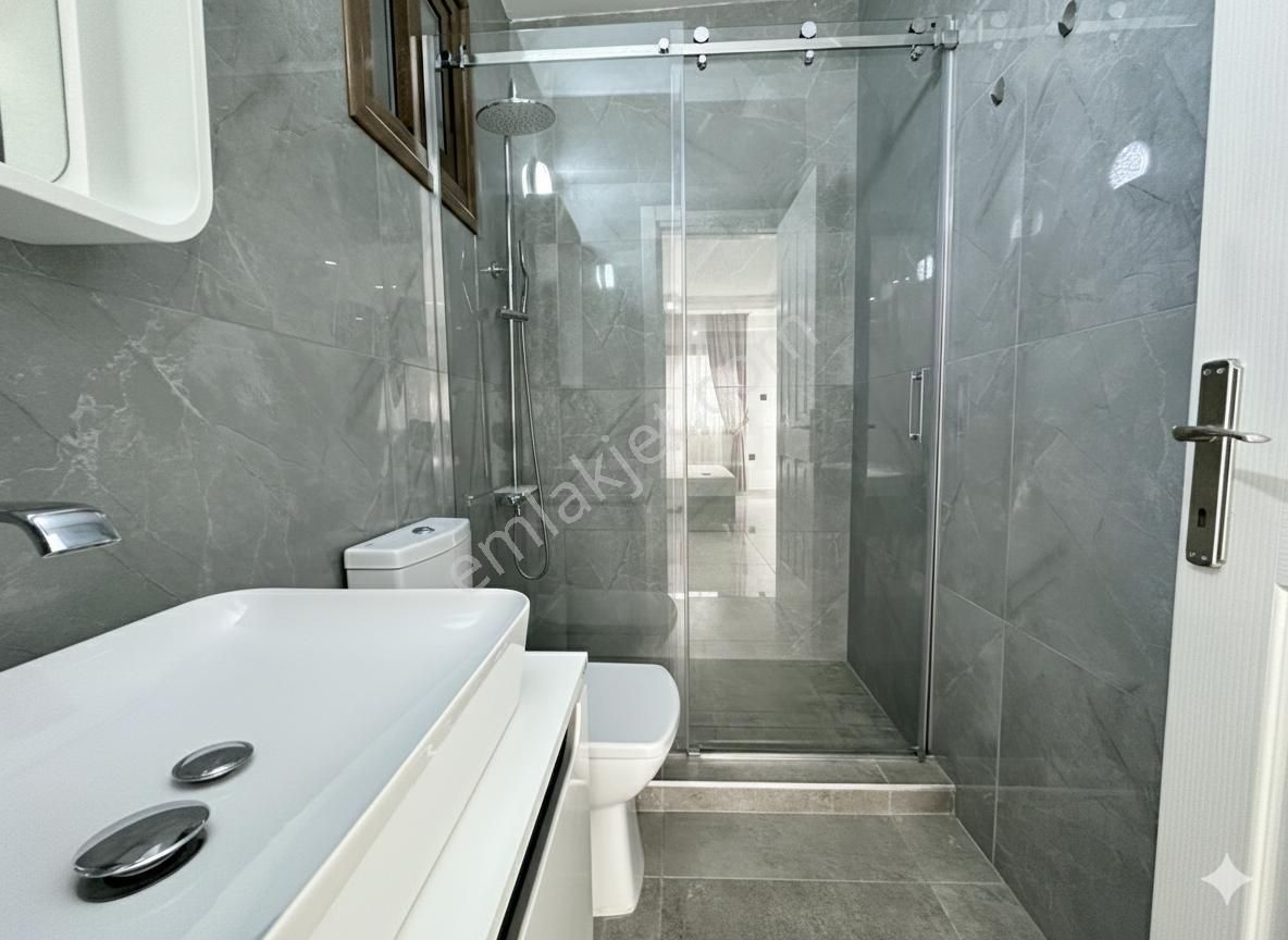 Girne Alsancak'ta Havuzlu Sitede Tamamen Yenilenmiş Kiralık 3+1 Daire !! - Görsel 14