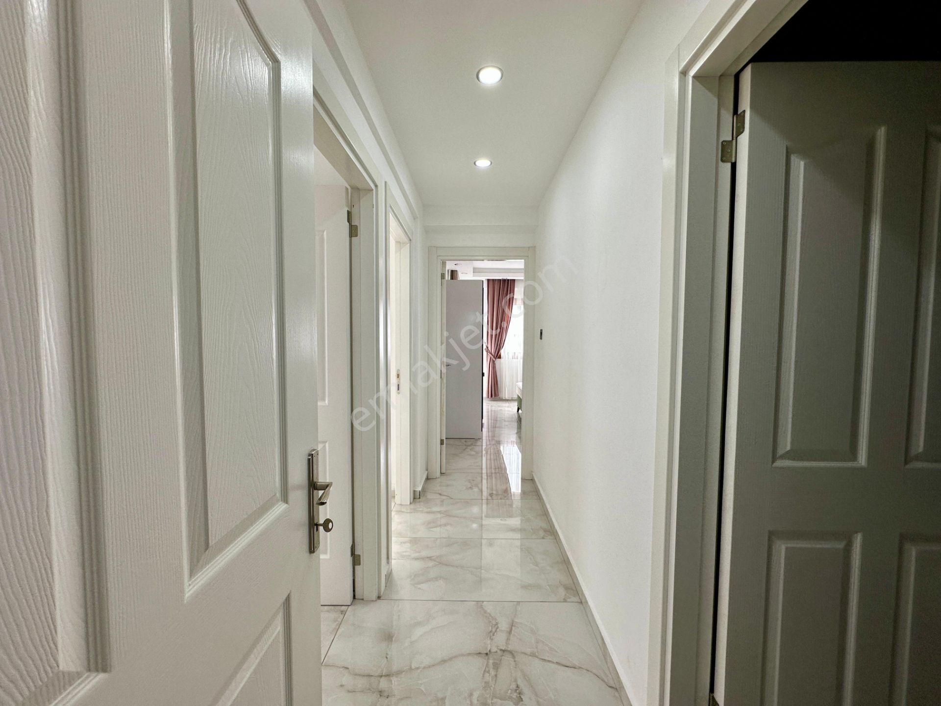 Girne Alsancak'ta Havuzlu Sitede Tamamen Yenilenmiş Kiralık 3+1 Daire !! - Görsel 13