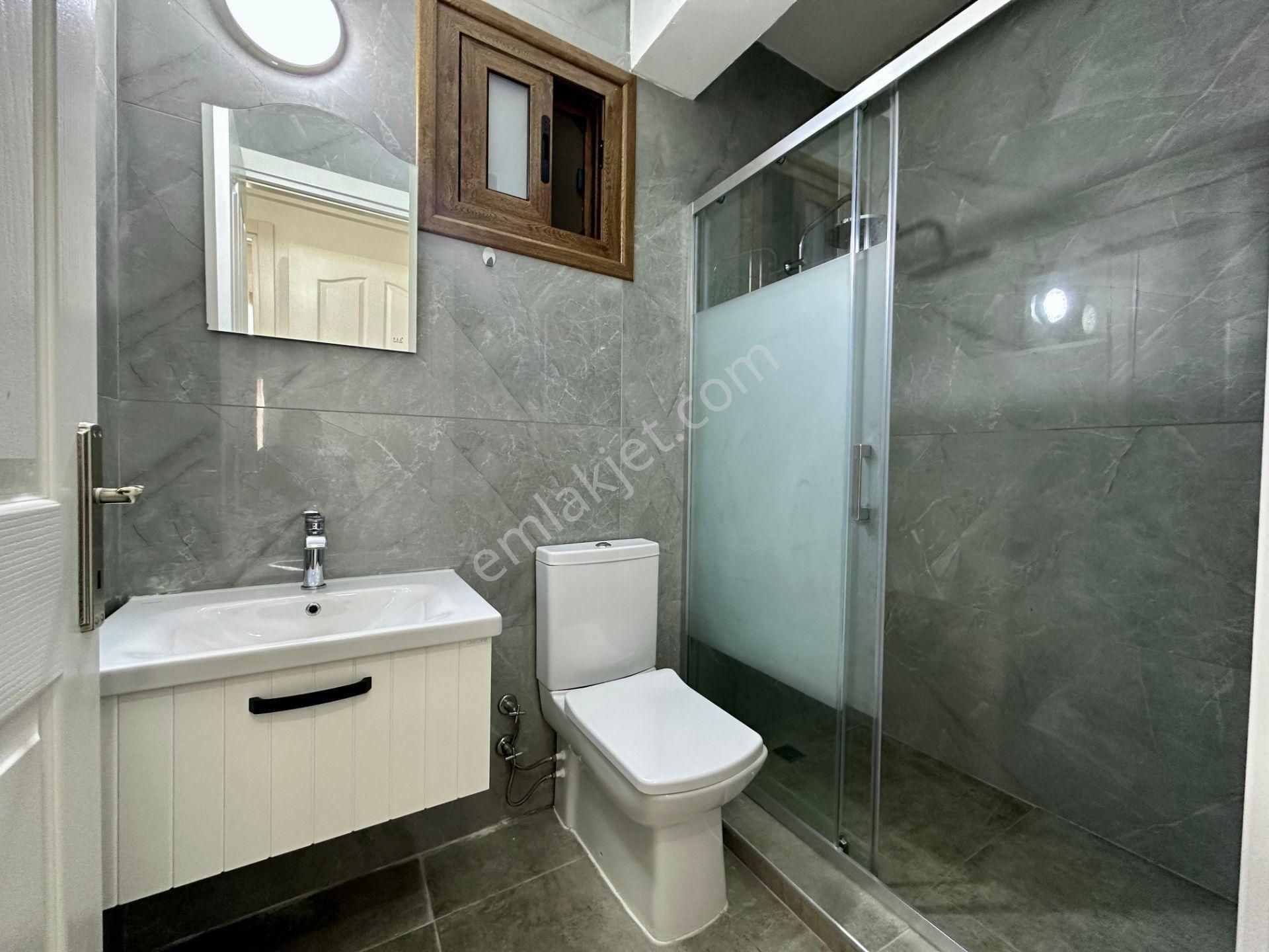 Girne Alsancak'ta Havuzlu Sitede Tamamen Yenilenmiş Kiralık 3+1 Daire !! - Görsel 15