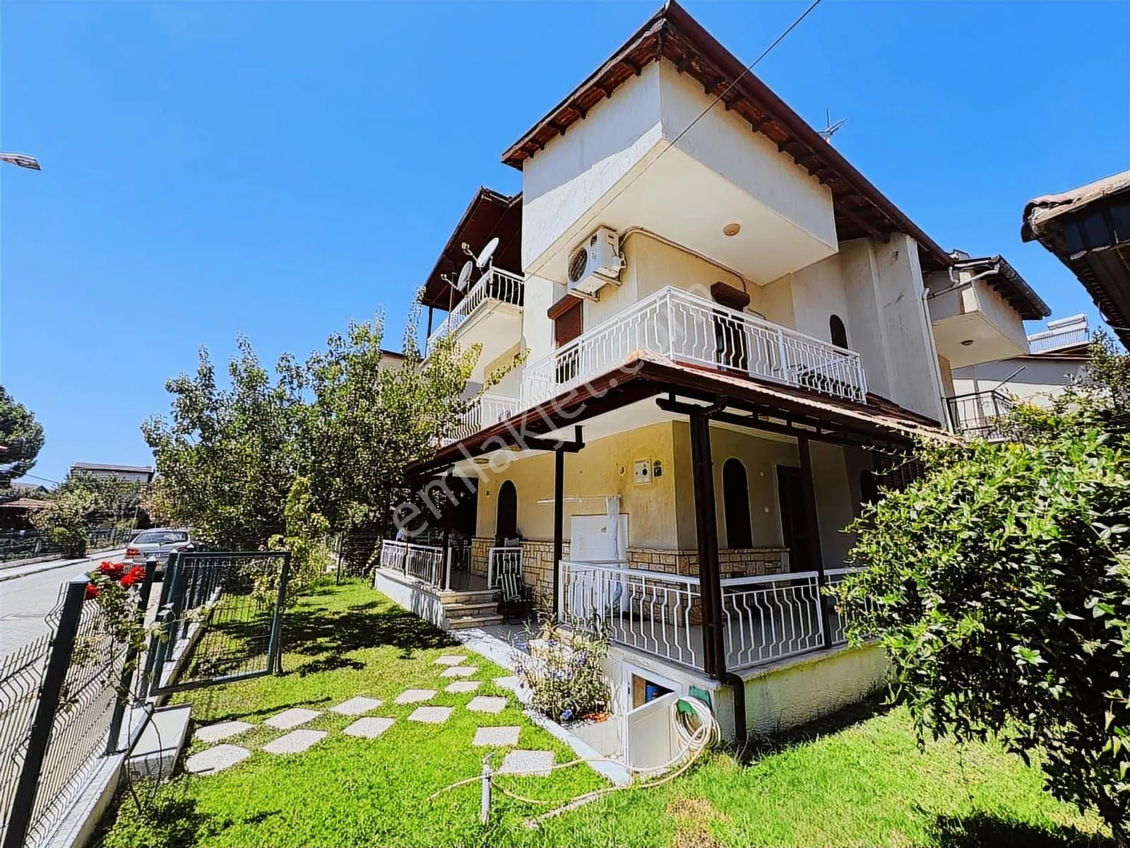 Kuşadası Davutlar'da Plaja 80 Mt Satılık 4+1 Tripleks Yazlık