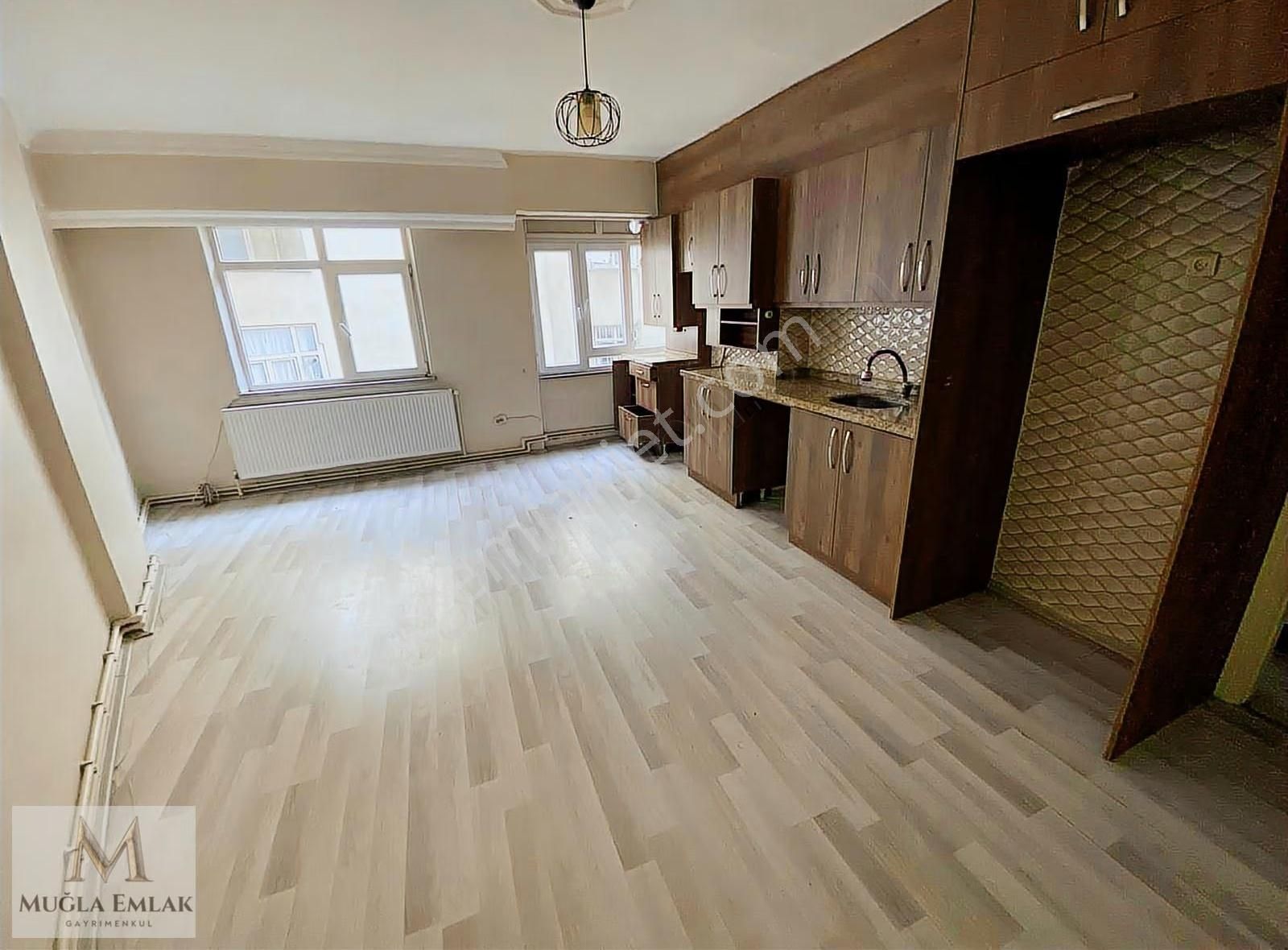 Muğla Emlaktan Bağlarbaşında Cadde Başı 65m 2+1 Daire 1.kat