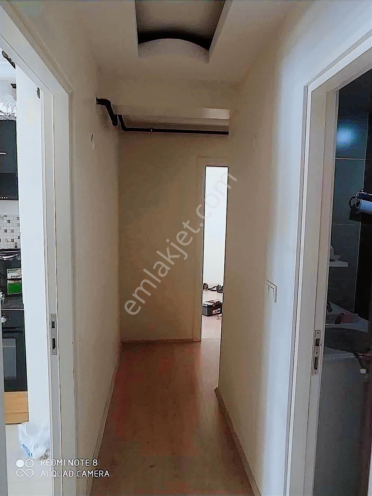 Karşıyaka Şemikler'de 2+1 Doğalgazlı Kapalı Mutfak Kiralık Daire