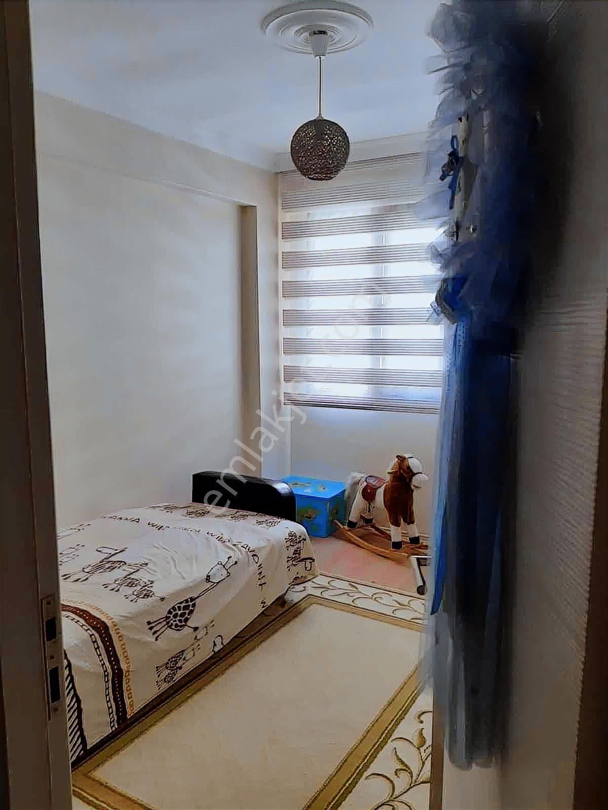 Karşıyaka Şemikler'de 2+1 Doğalgazlı Kapalı Mutfak Kiralık Daire - Görsel 2