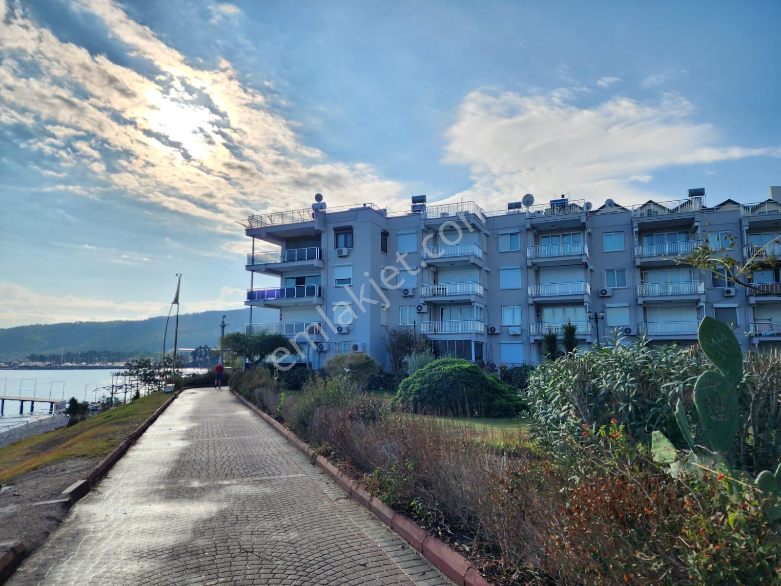 Kemer'de Denize Sıfır Sitede 2+1 Şık Eşyalı Kiralık Bahçe Katı Daire
