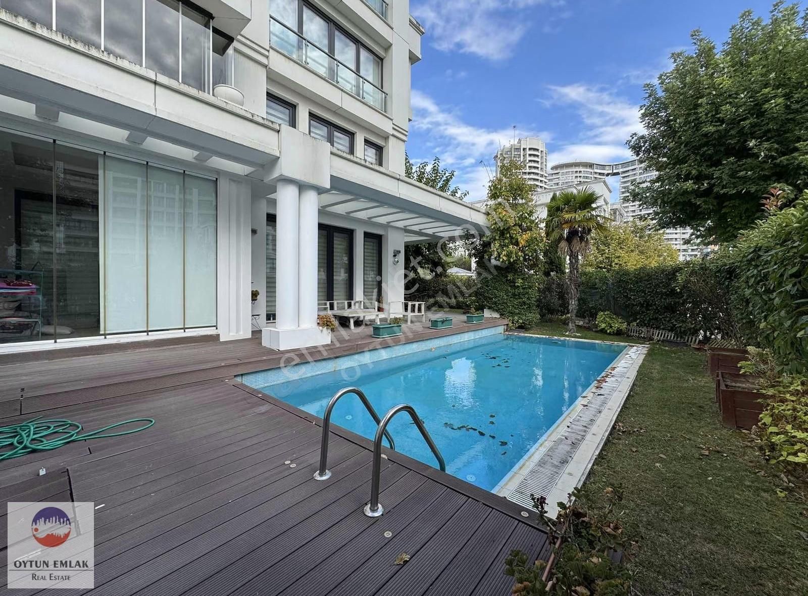 İstanbul Sarayları Havuzlu Bahçe Katı Satılık 4+1 Daire 258 M²