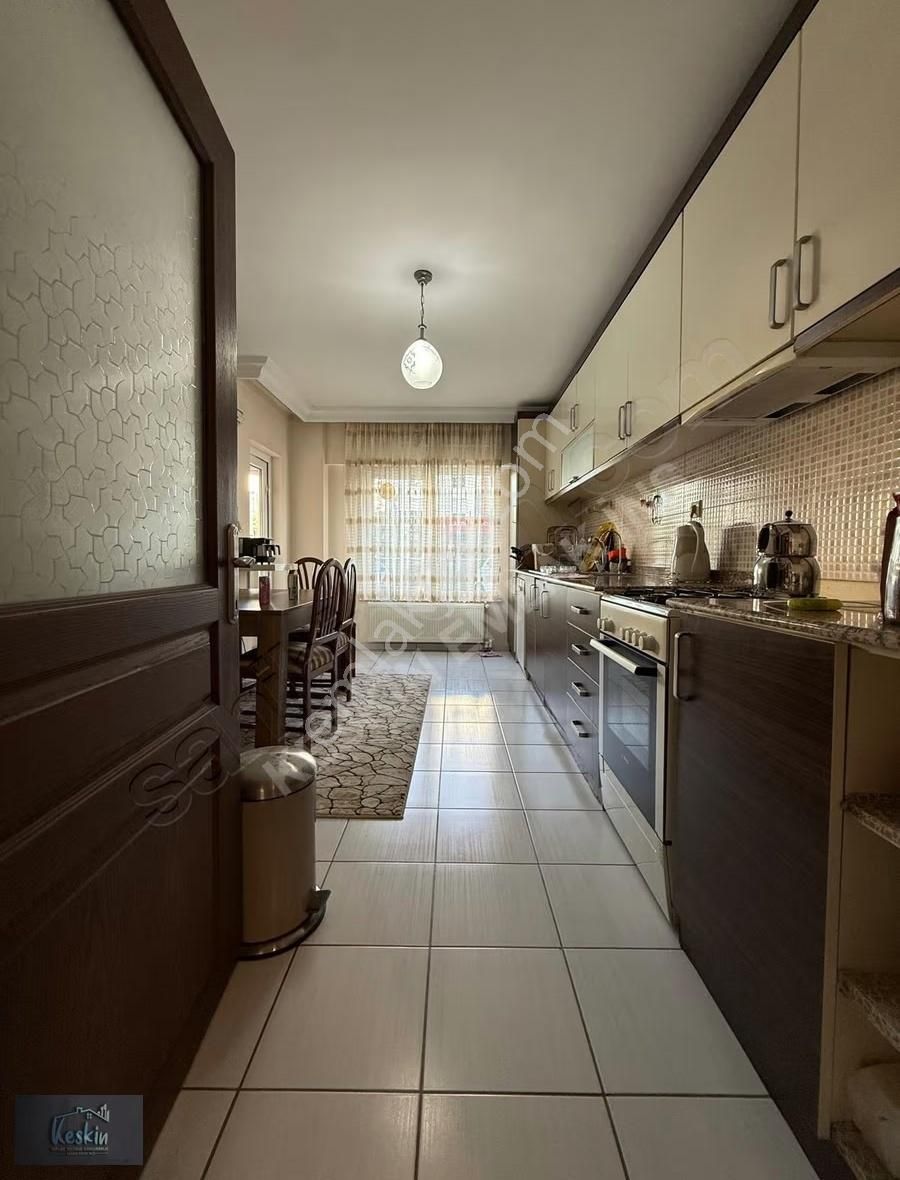 Kafeler Caddesinde Havuzlu Site İçi Doğalgazlı Cambalkonlu 3+1 - Görsel 2