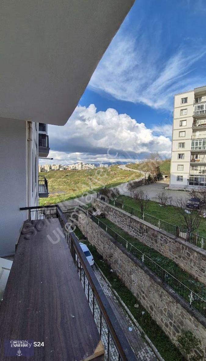 Orhan,dan Çiğli Cumhuriyet Mahallesin,de Arakat Boş 3+1 Daire