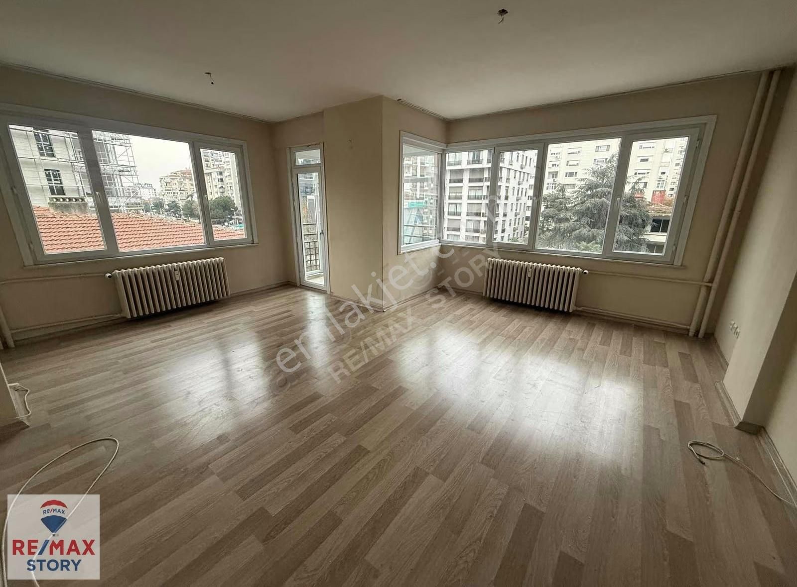 Erenköy'de Cad. Üzeri Marmaraya 5 Dakika 3+1 Kiralık Daire.