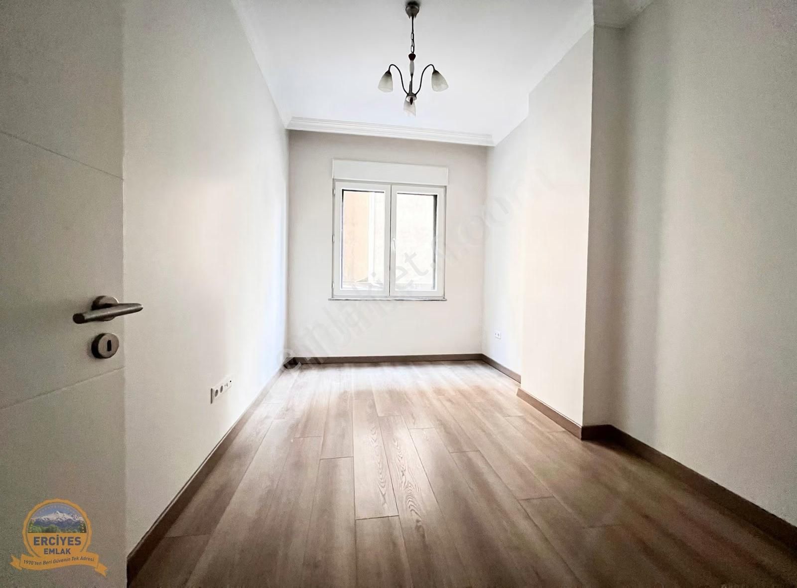 Erciyes'den Erenköyde 2020 Yapımı 4+1 Balkonlu, Ebeveynli 170 M² - Görsel 24