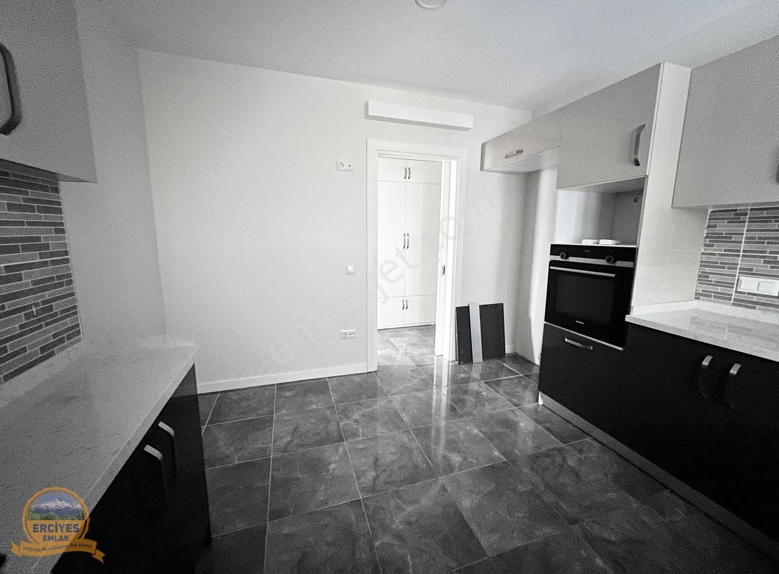 Erciyes'den Erenköyde 2020 Yapımı 4+1 Balkonlu, Ebeveynli 170 M² - Görsel 11