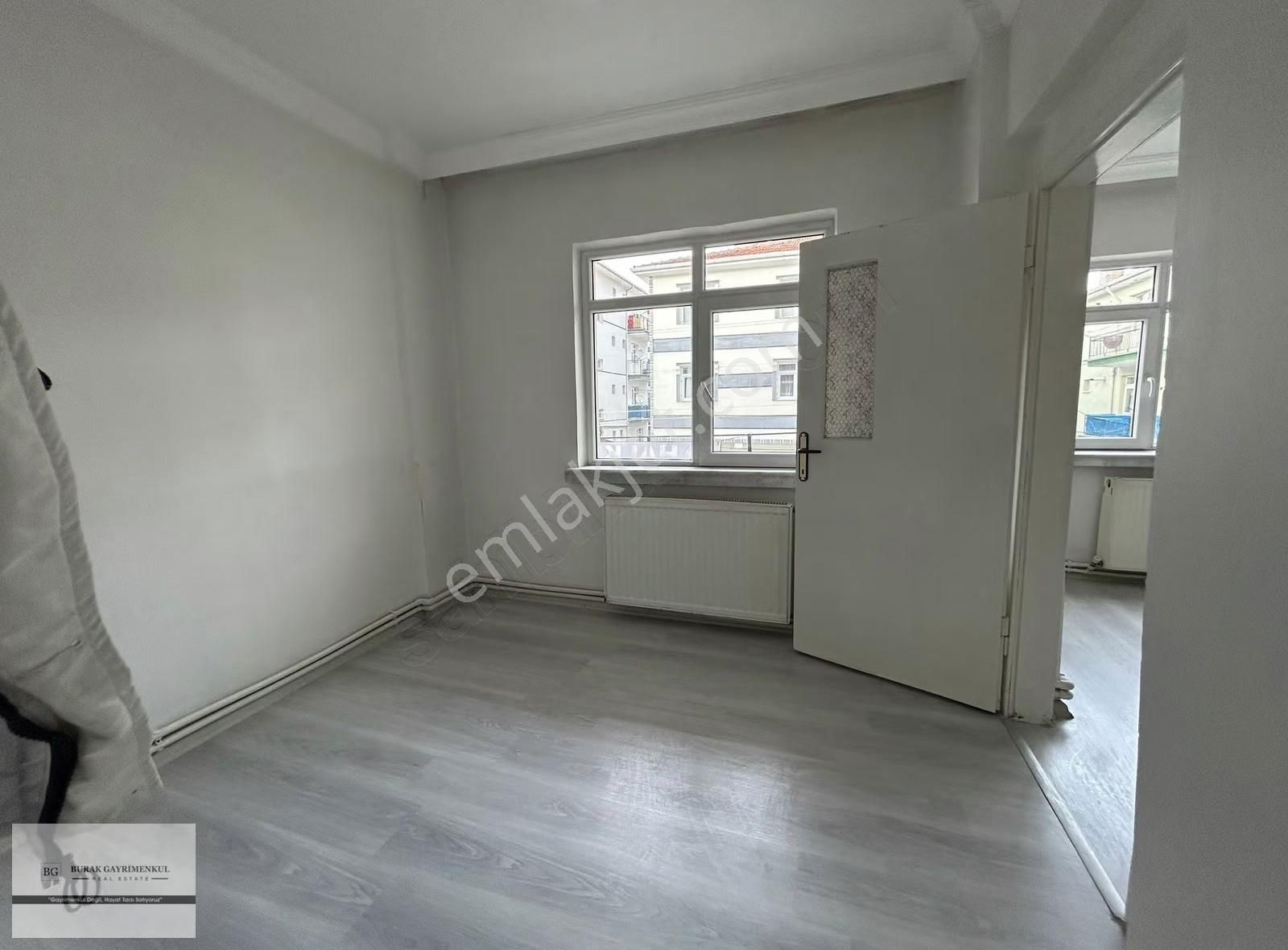 Akşemsettin Mahallesi Ara Kat Boş 3+1 - Görsel 10