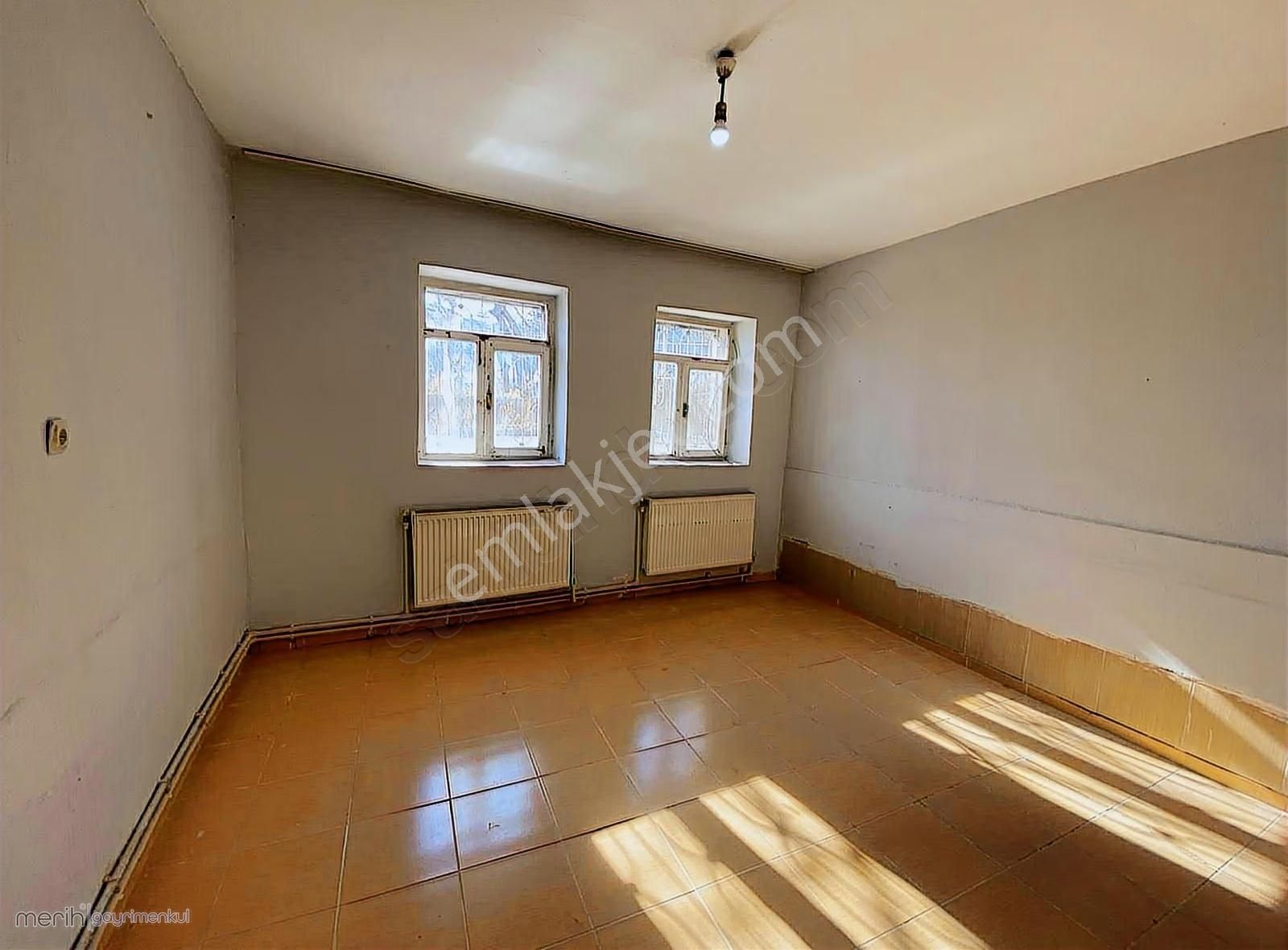 Selçukluda Bakımlı Temiz Kombili Masrafsız Bodrum Kat - Görsel 3