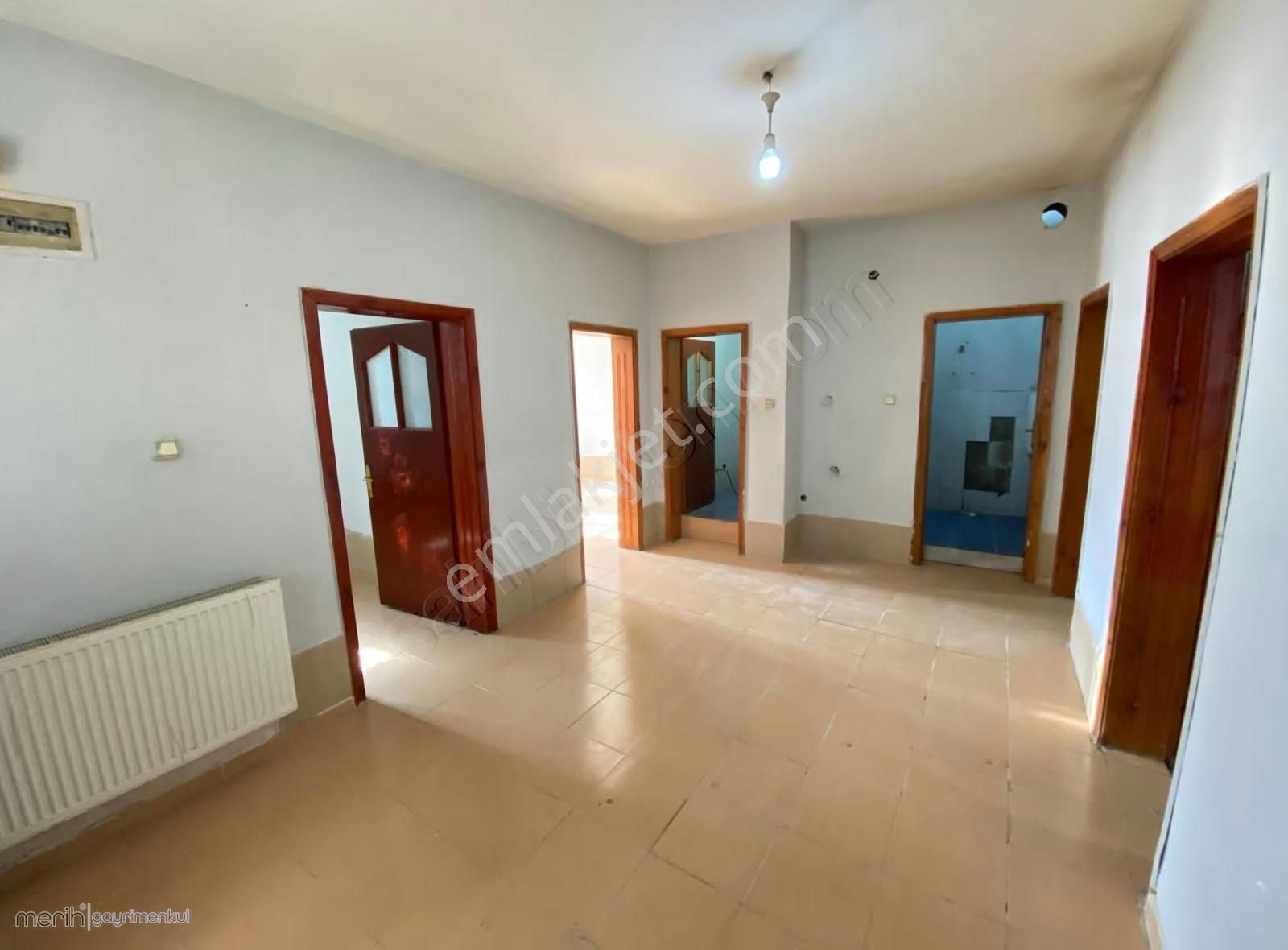 Selçukluda Bakımlı Temiz Kombili Masrafsız Bodrum Kat