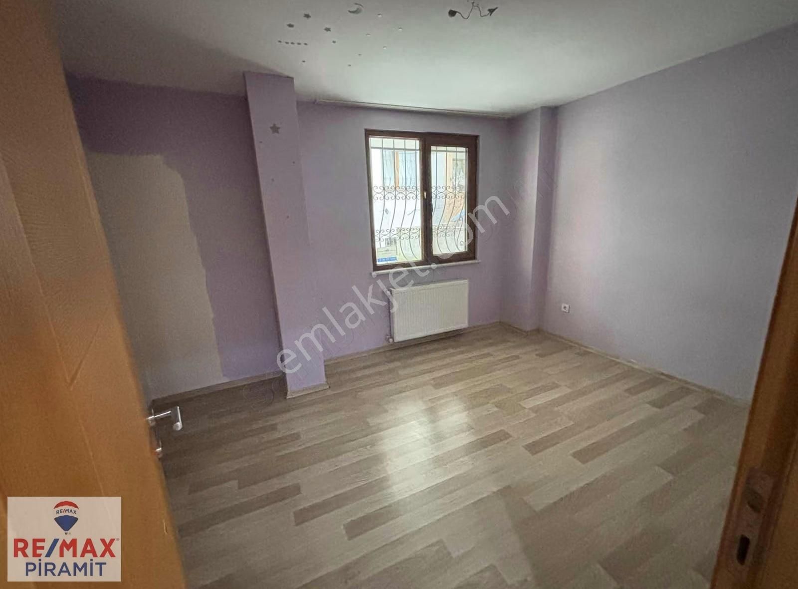 Zümrütevler Mah Cem Sokakta Kiralık 1+1 !!!