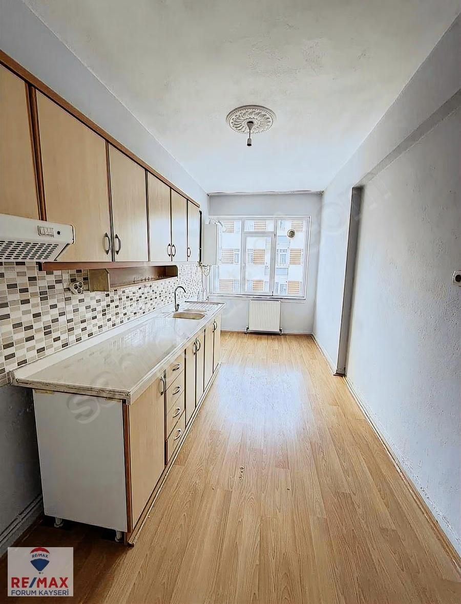 Şehir Merkezin'de 3+1 Kiralık Daire - Görsel 12