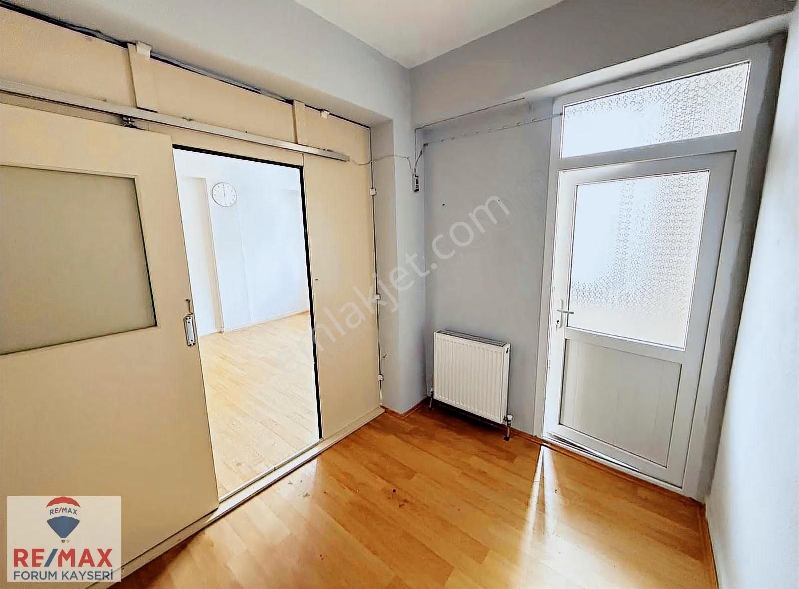 Şehir Merkezin'de 3+1 Kiralık Daire - Görsel 19