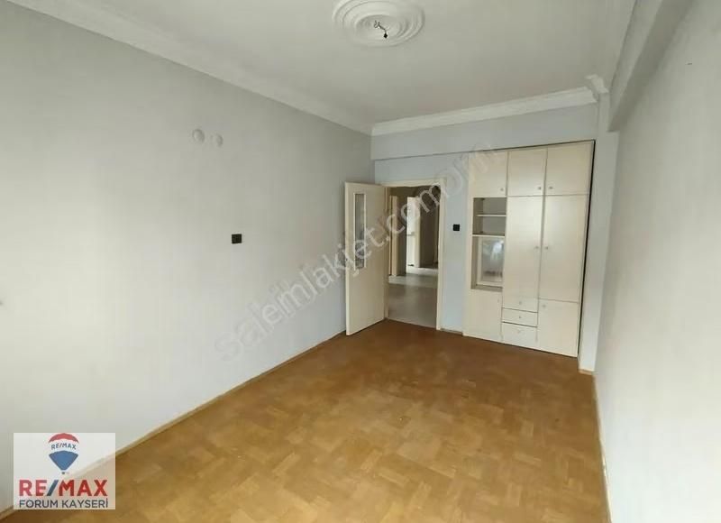 Zümrüt Mahallesinde 3+1 Satılık Daire - Görsel 6