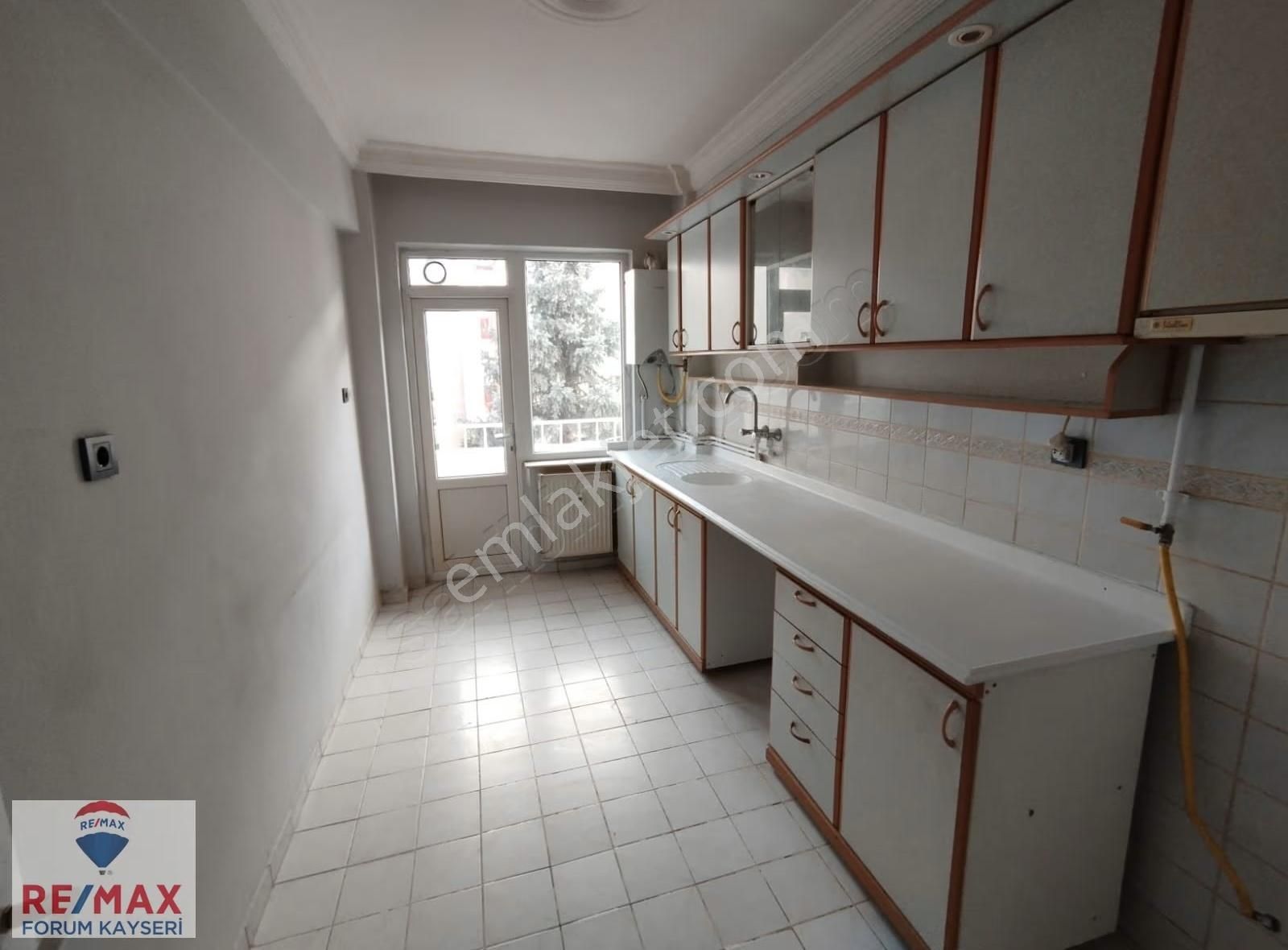 Zümrüt Mahallesinde 3+1 Satılık Daire - Görsel 2