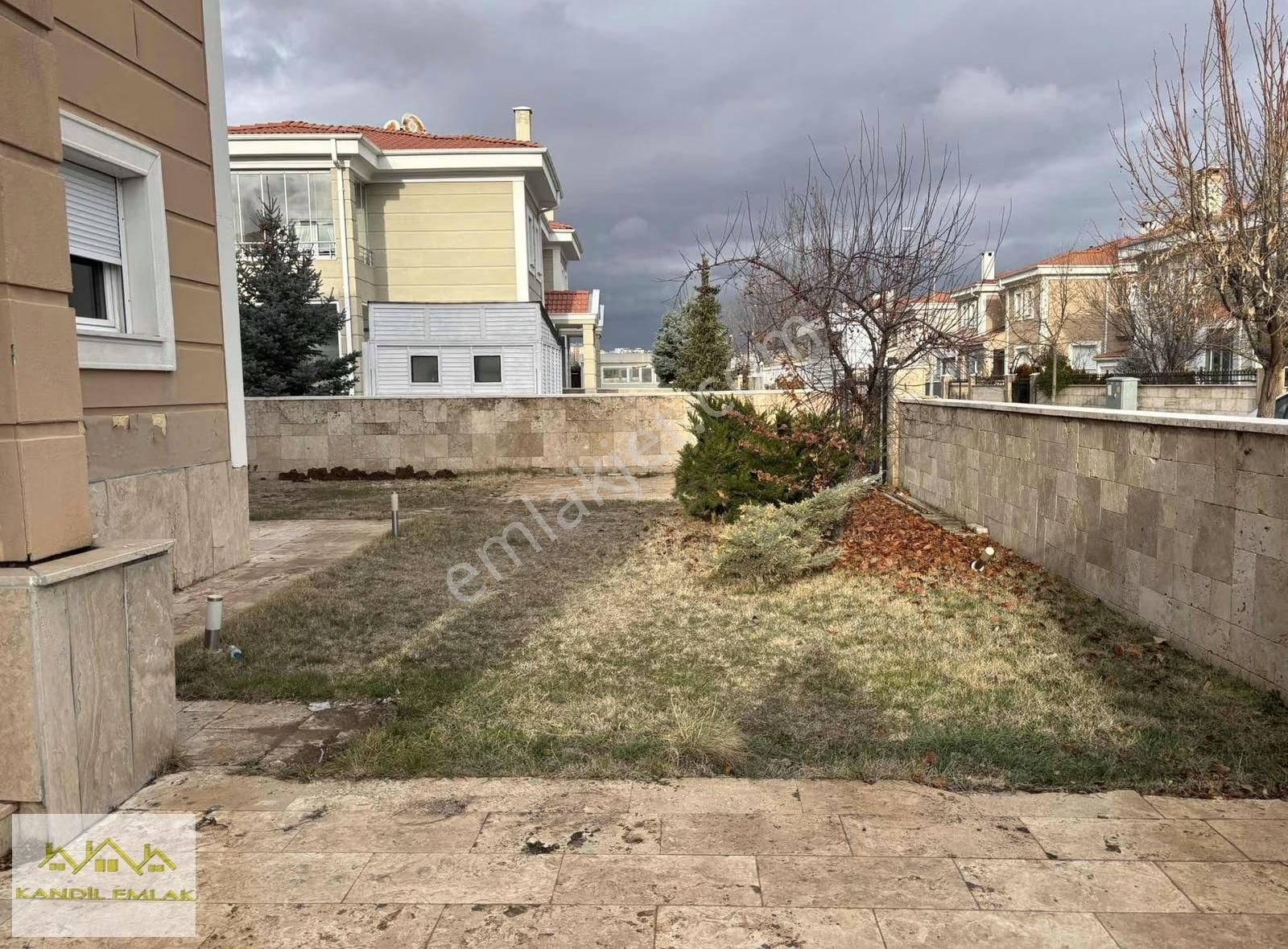Kandil Emlaktan Başarı Villarında Kiralık Geniş Bahçeli Villa - Görsel 24