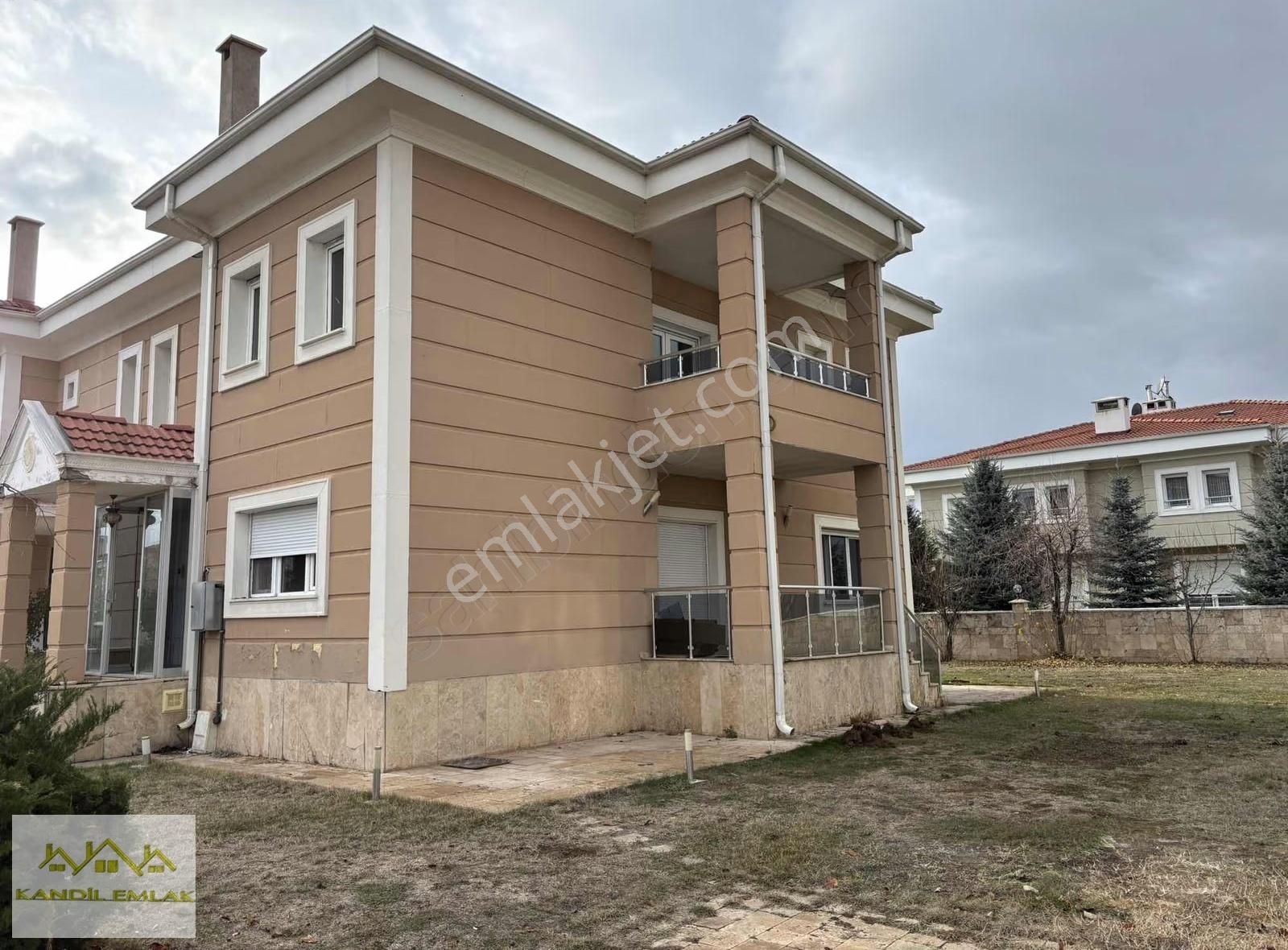 Kandil Emlaktan Başarı Villarında Kiralık Geniş Bahçeli Villa - Görsel 33